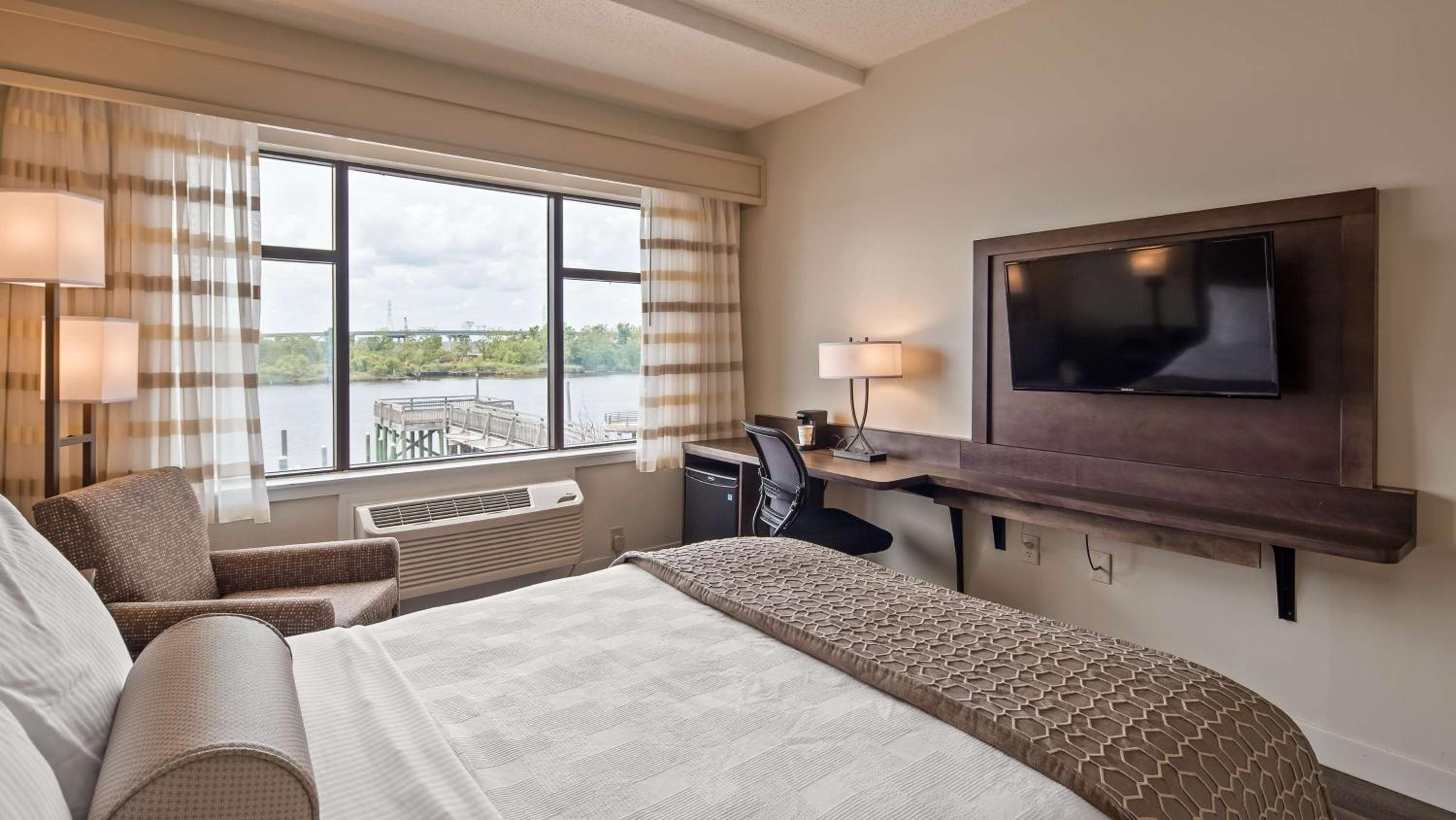 Queen Room with Walk-In Shower - Mobility Access/Communication Assistance/Non-Smoking - Photo 3