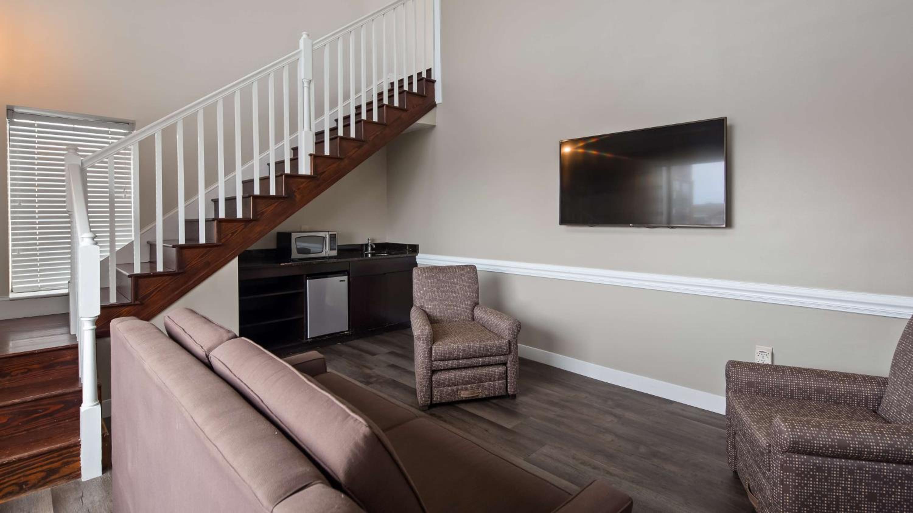 King Suite with Sofa Bed and River View - Non-Smoking - Photo 2