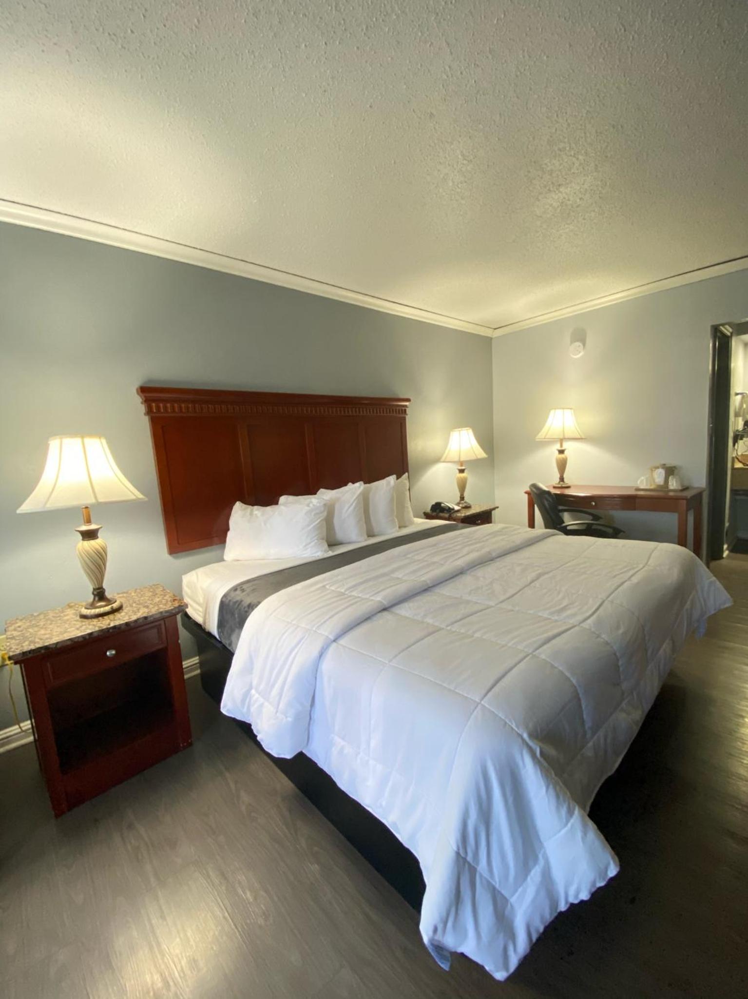 King Room - Non-Smoking - Photo 4