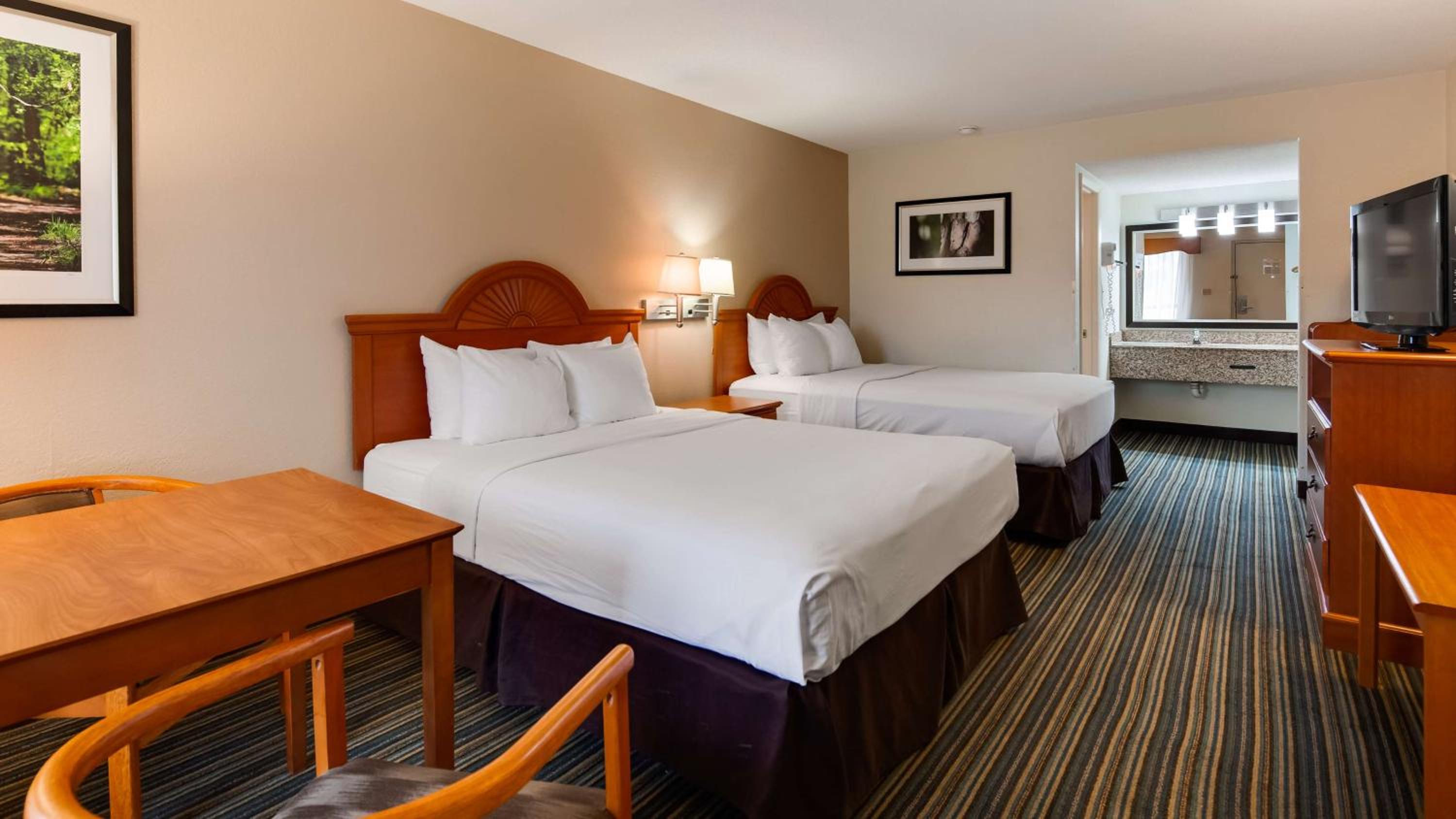 Queen Room with Two Queen Beds - Pet Friendly - Photo 1