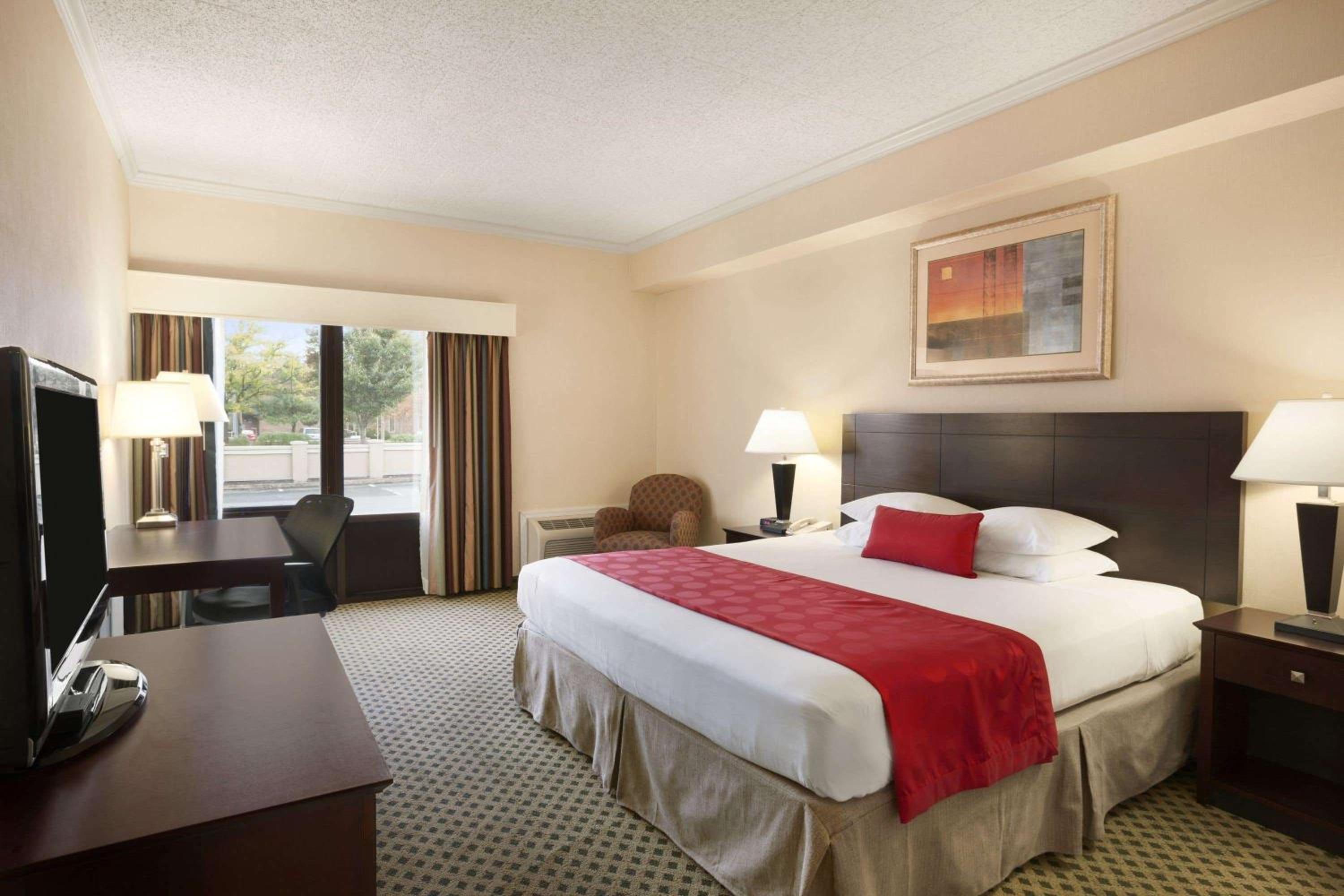 King Room - Non-Smoking - Photo 1