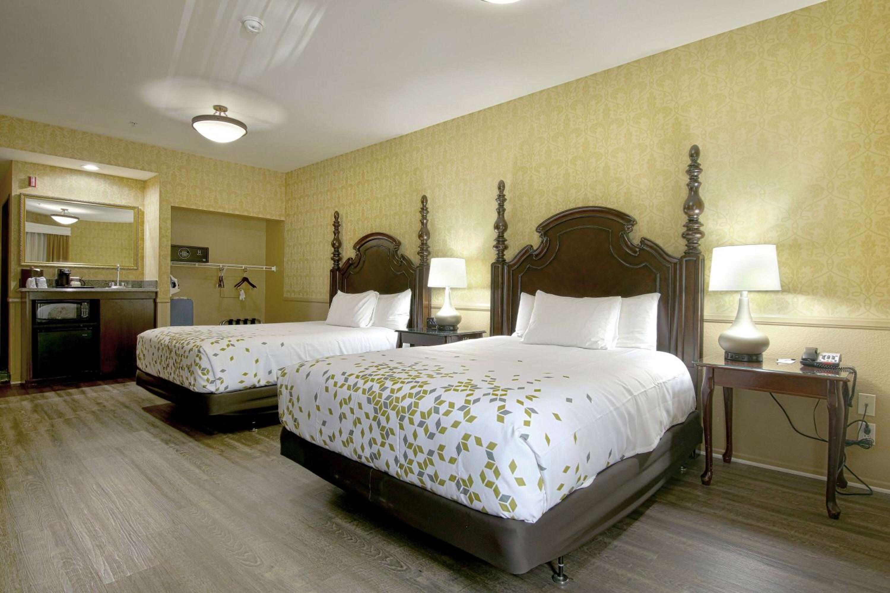 Queen Room with Two Queen Beds - Mobility/Hearing Accessible - Non-Smoking - Photo 6