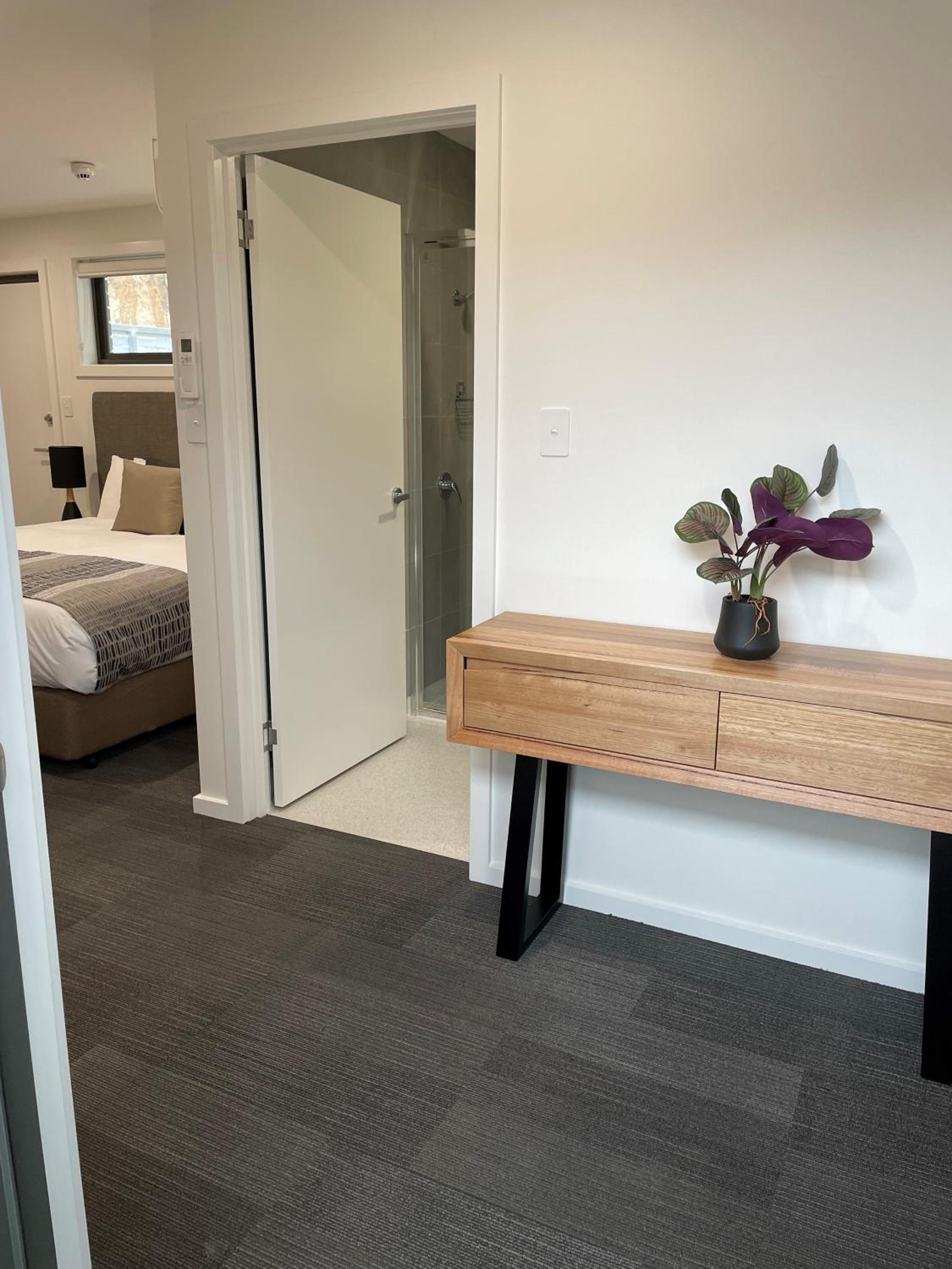 Deluxe King Room - Photo 5
