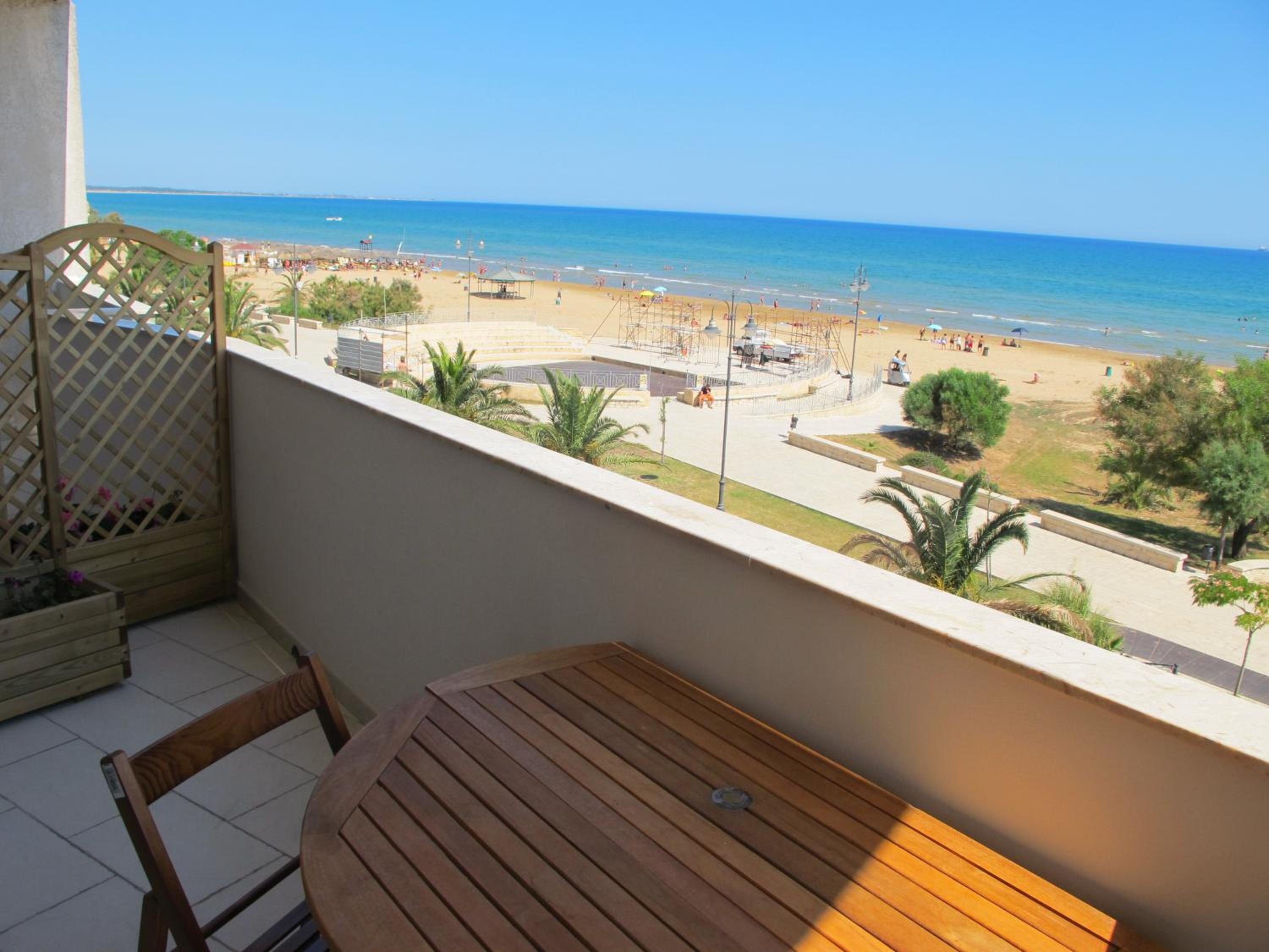 Triple Room with Balcony and Sea View photo 3