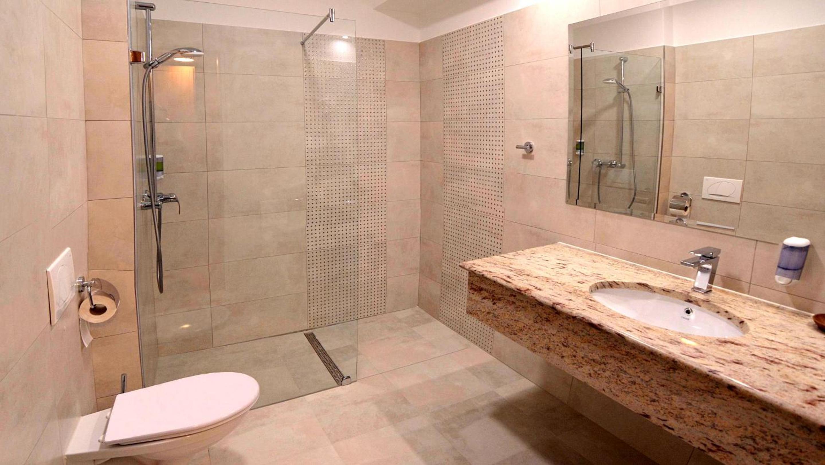 Deluxe Double Room with Balcony - Photo 4