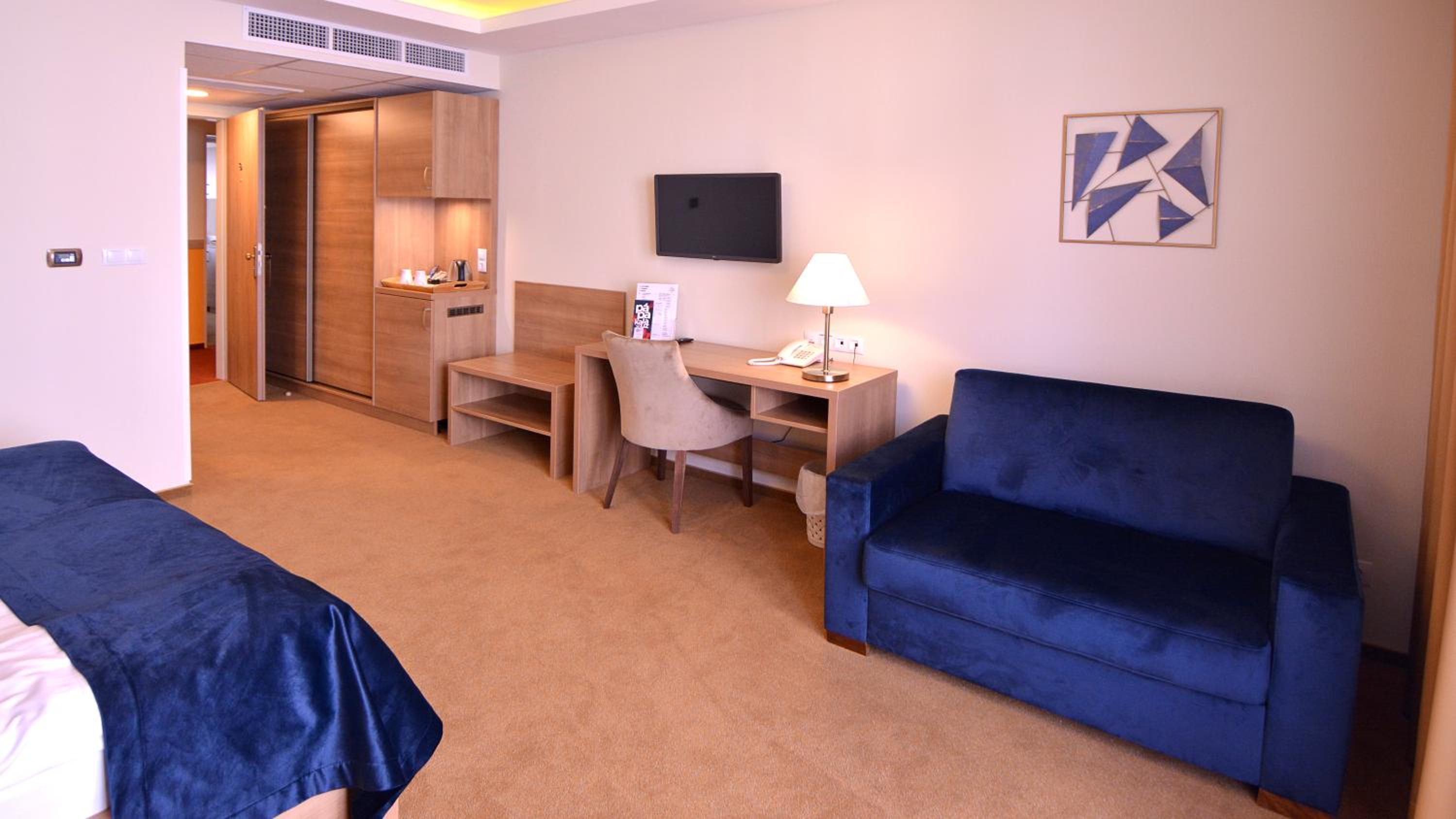 Deluxe Double Room with Balcony - Photo 5