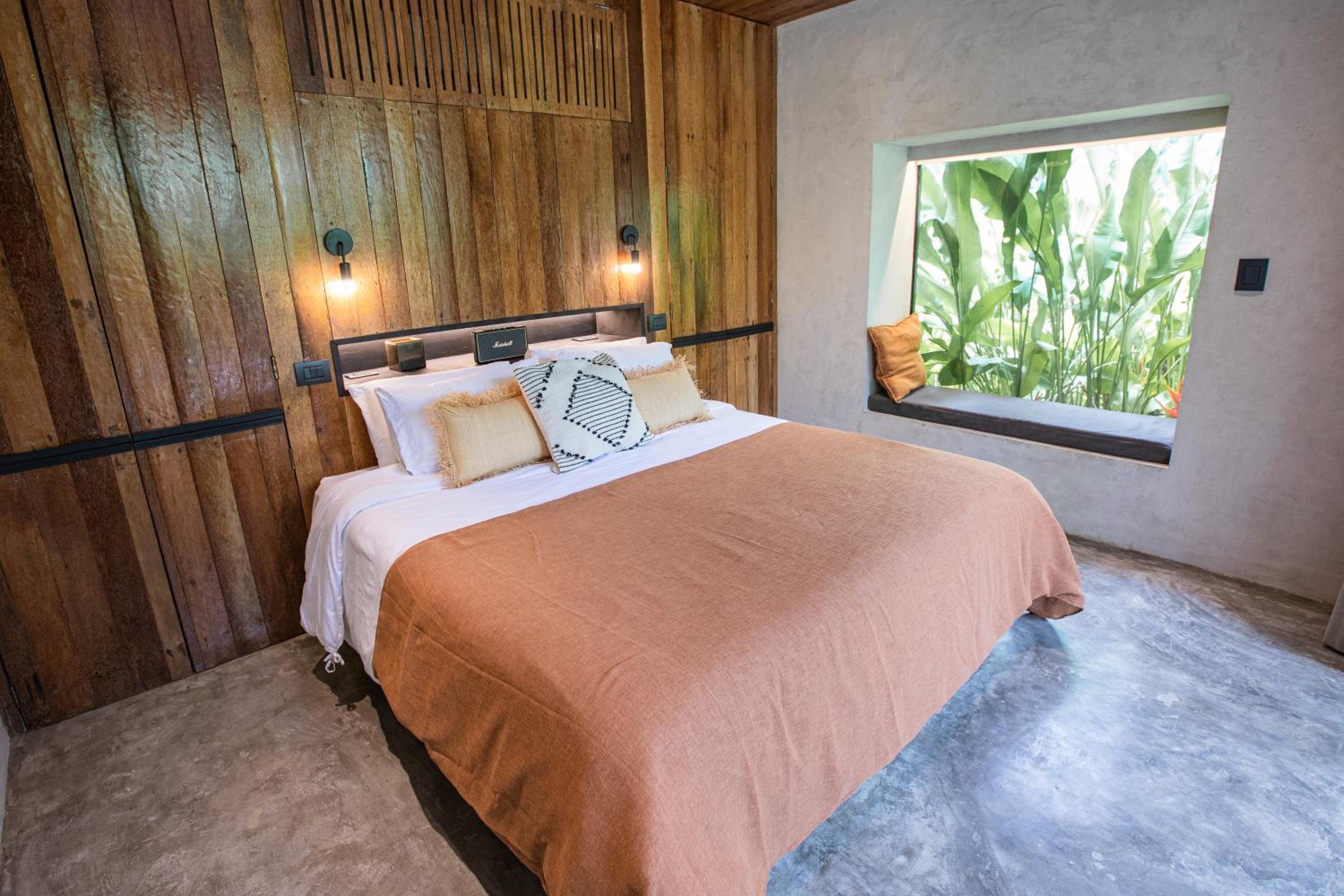 Deluxe King Room - Photo 4