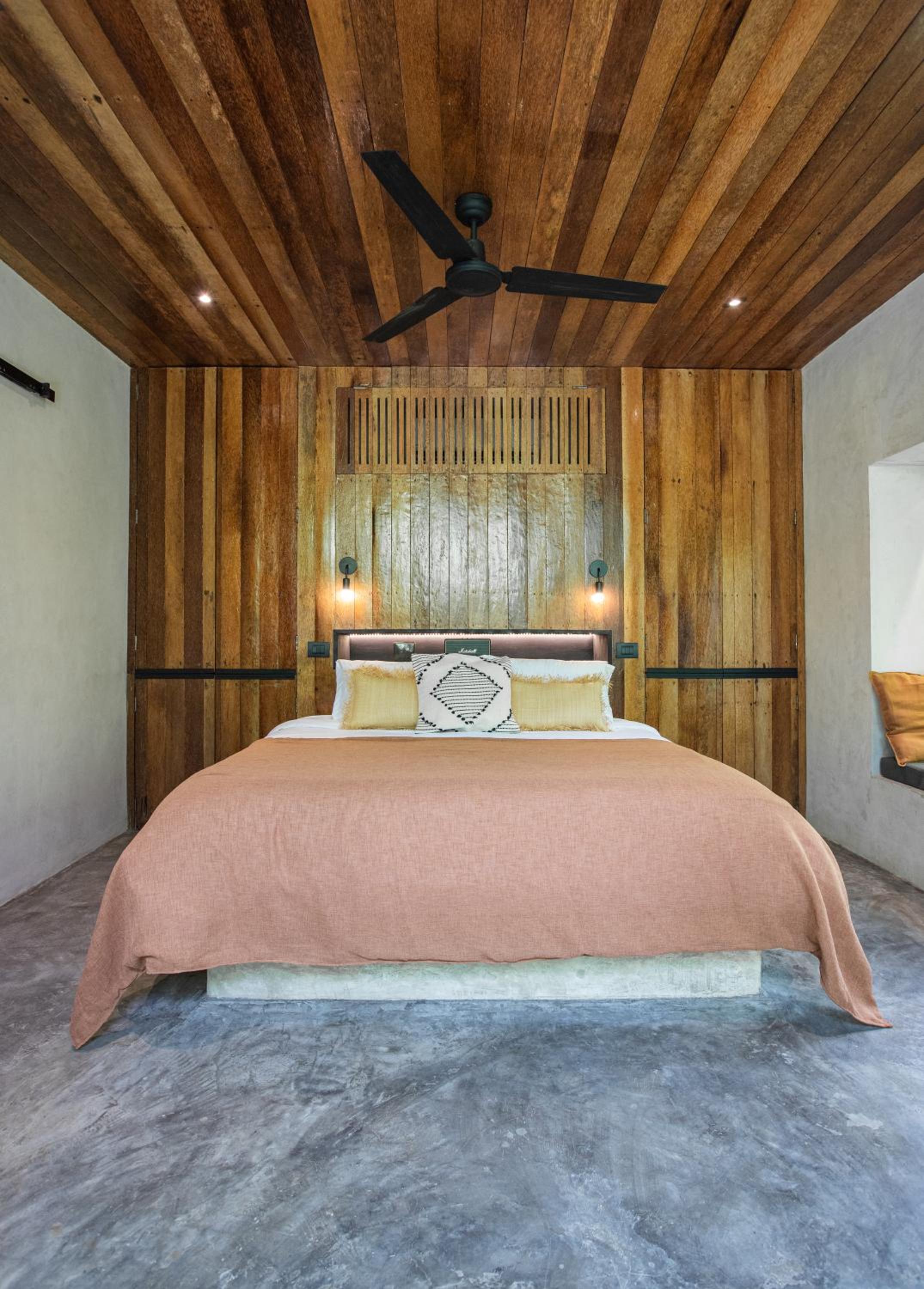 Deluxe King Room - Photo 8