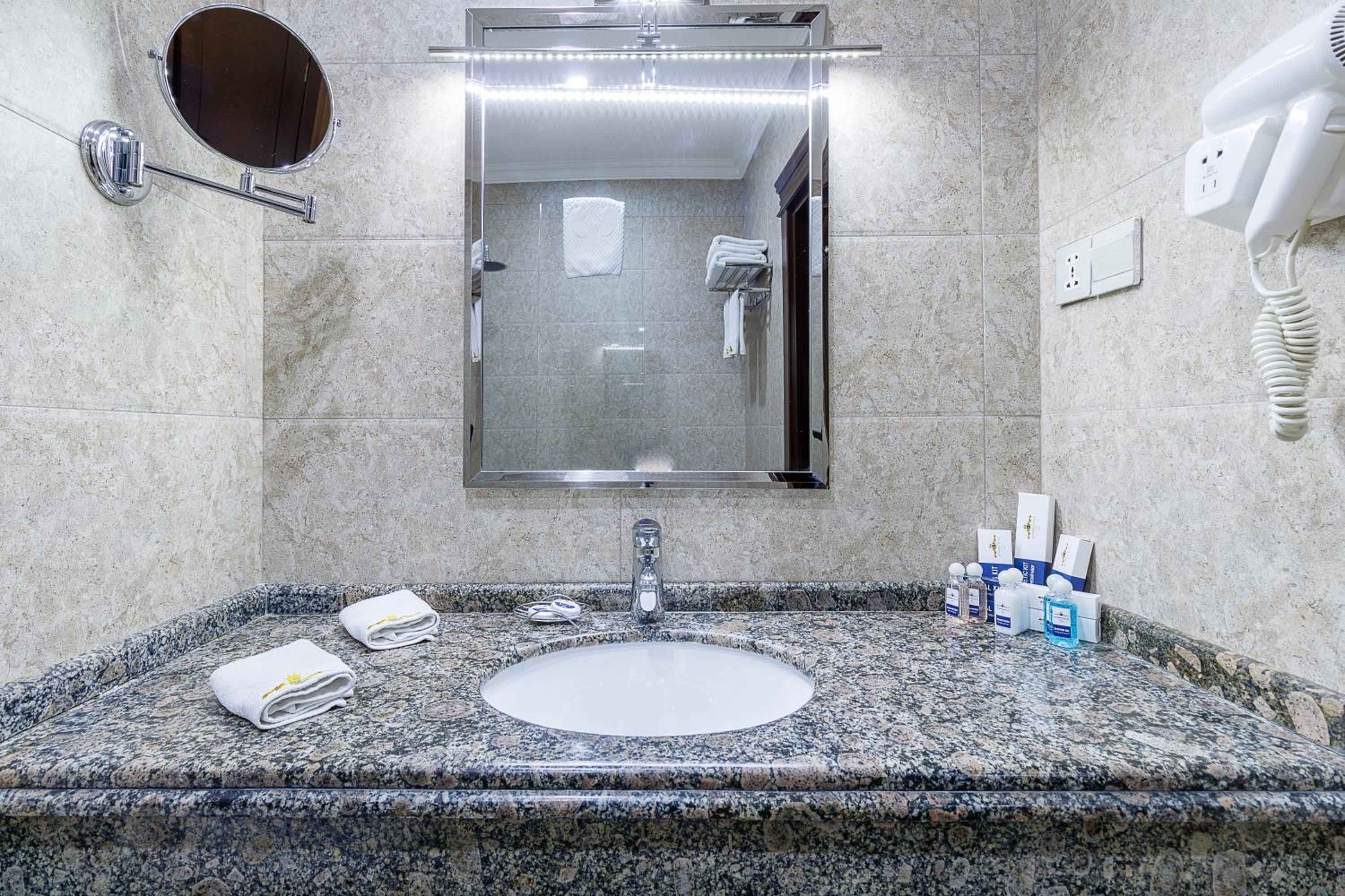 Standard Double or Twin Room - Photo 8