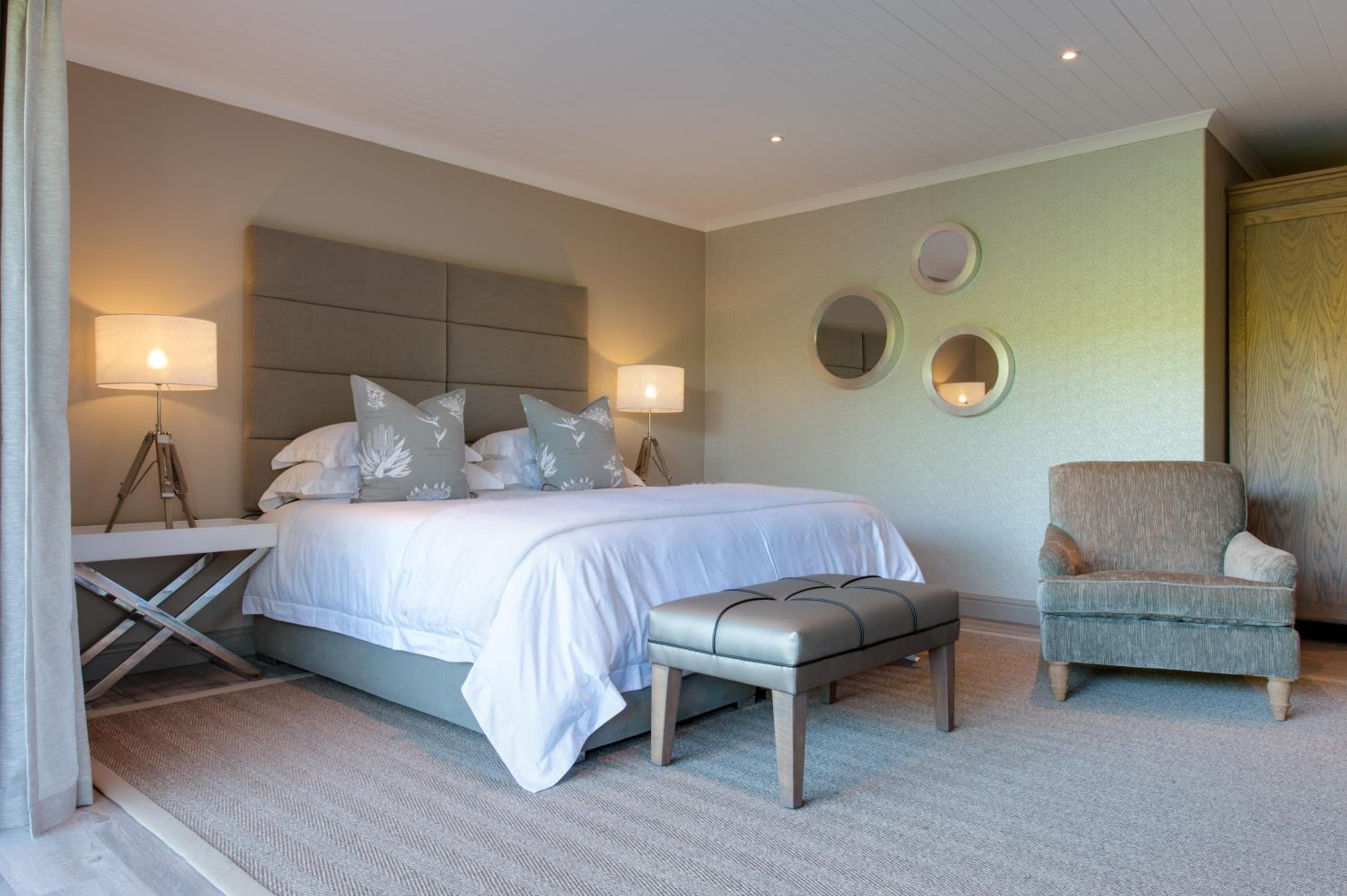 Deluxe King Room - Photo 7