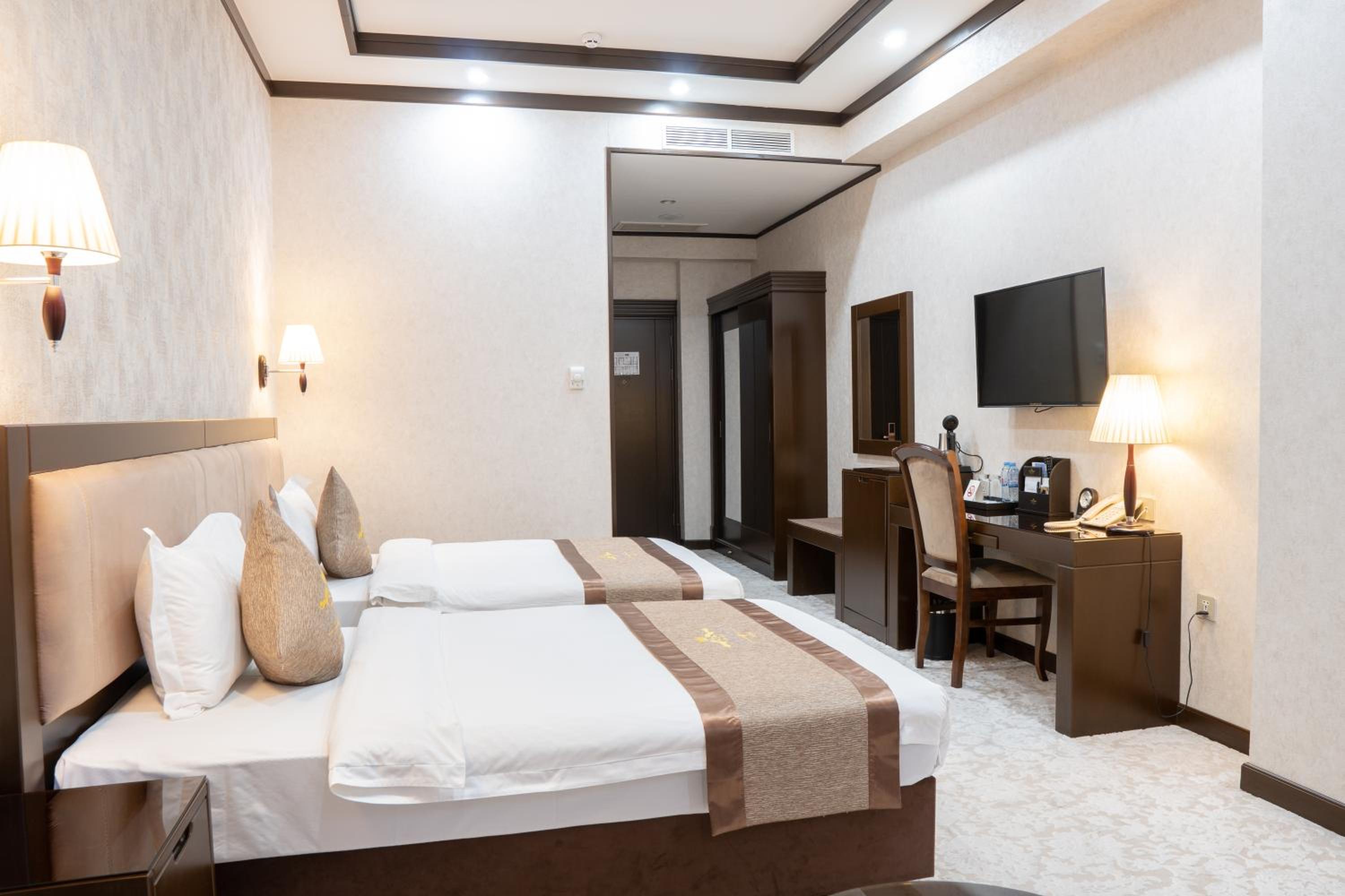 Deluxe Double or Twin Room - Photo 5