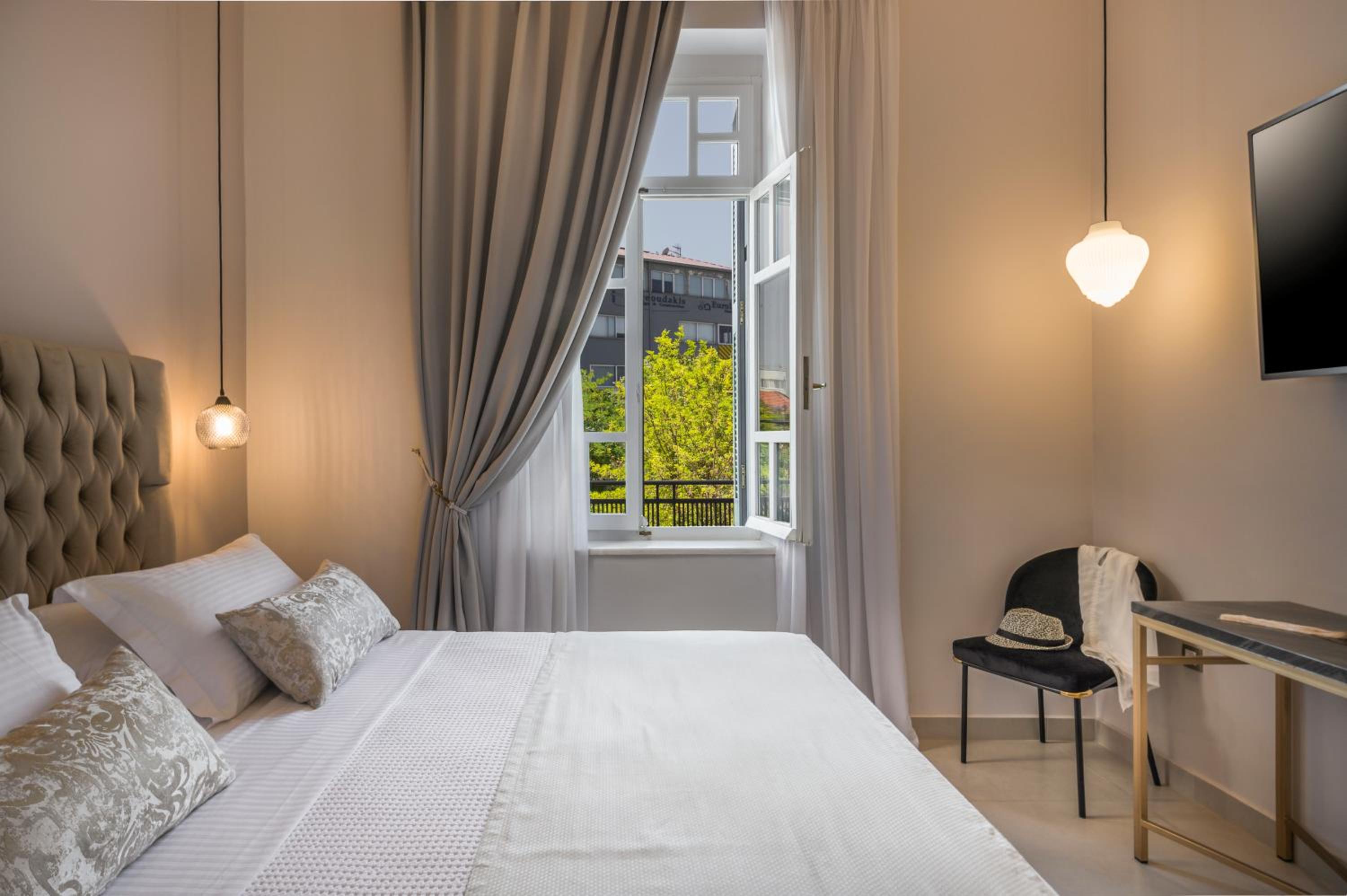 Superior Double Room with City View - Photo 19