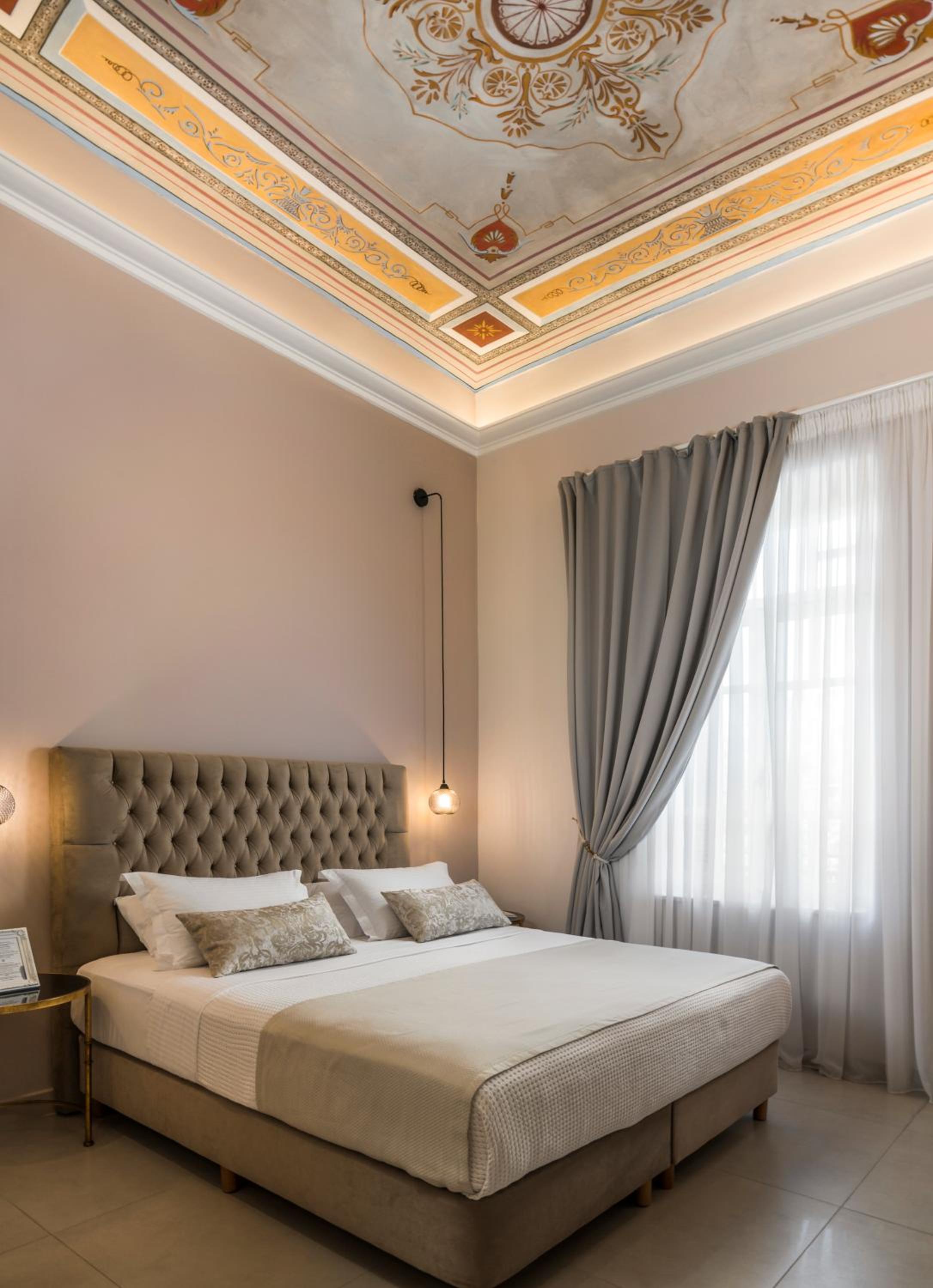 Superior Double Room with City View - Photo 18