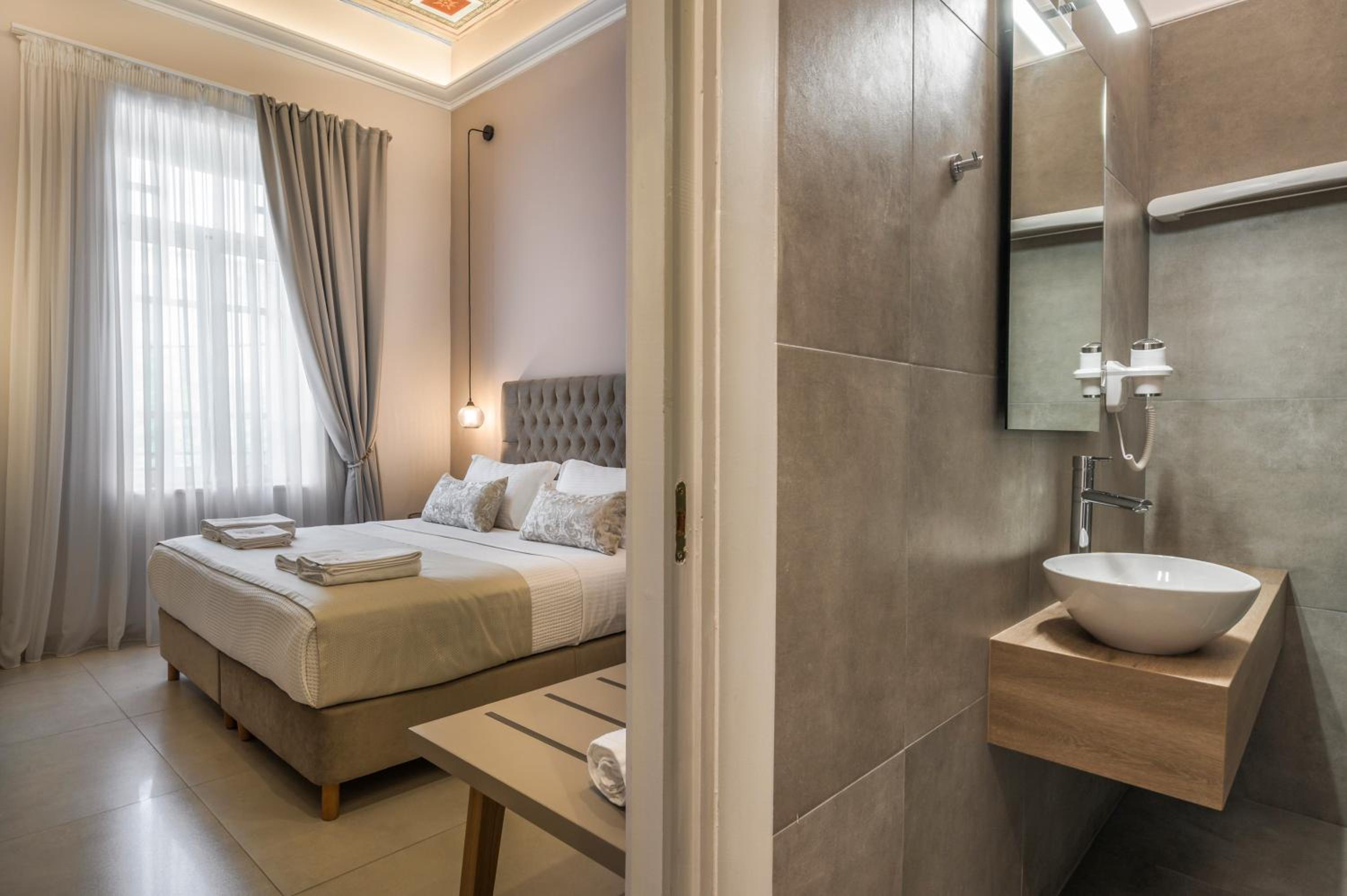 Superior Double Room with City View - Photo 23