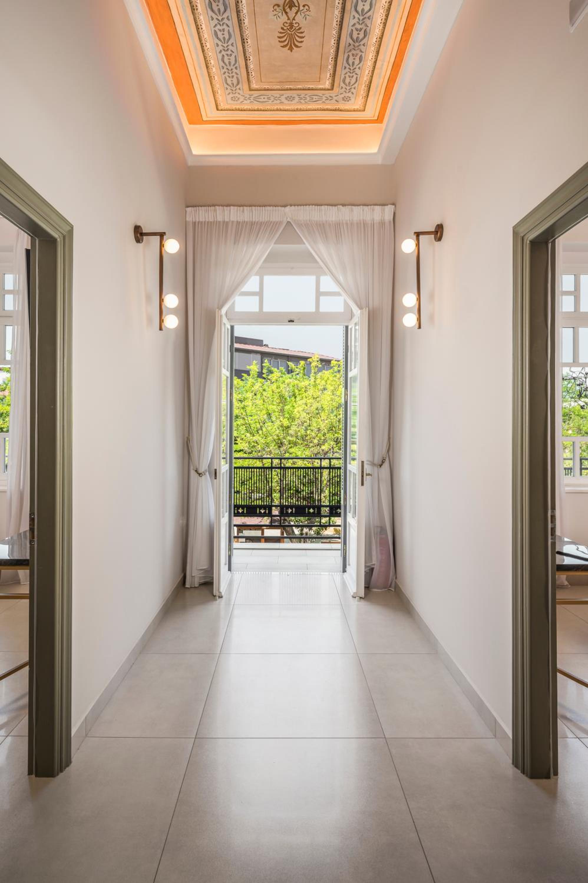 Superior Double Room with City View - Photo 14