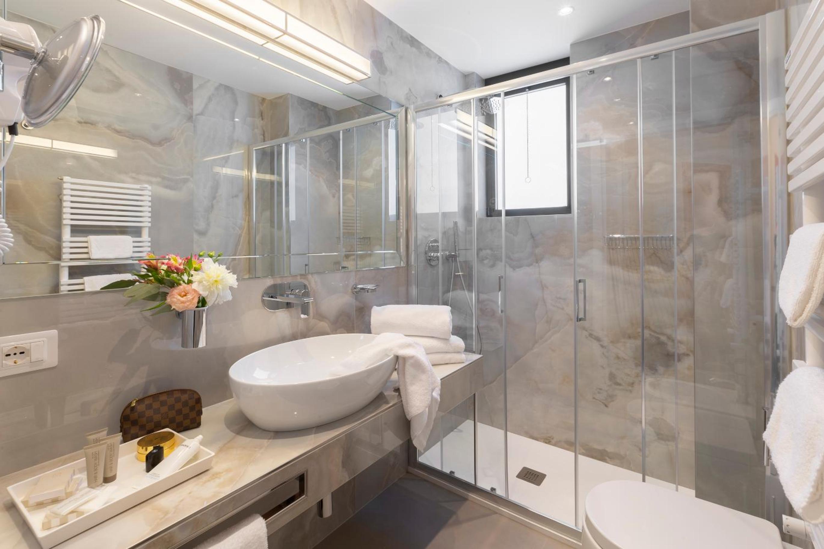 Prestige Triple Room - Photo 11