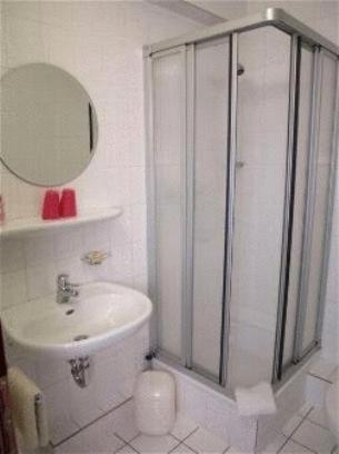 Twin Room - Photo 3