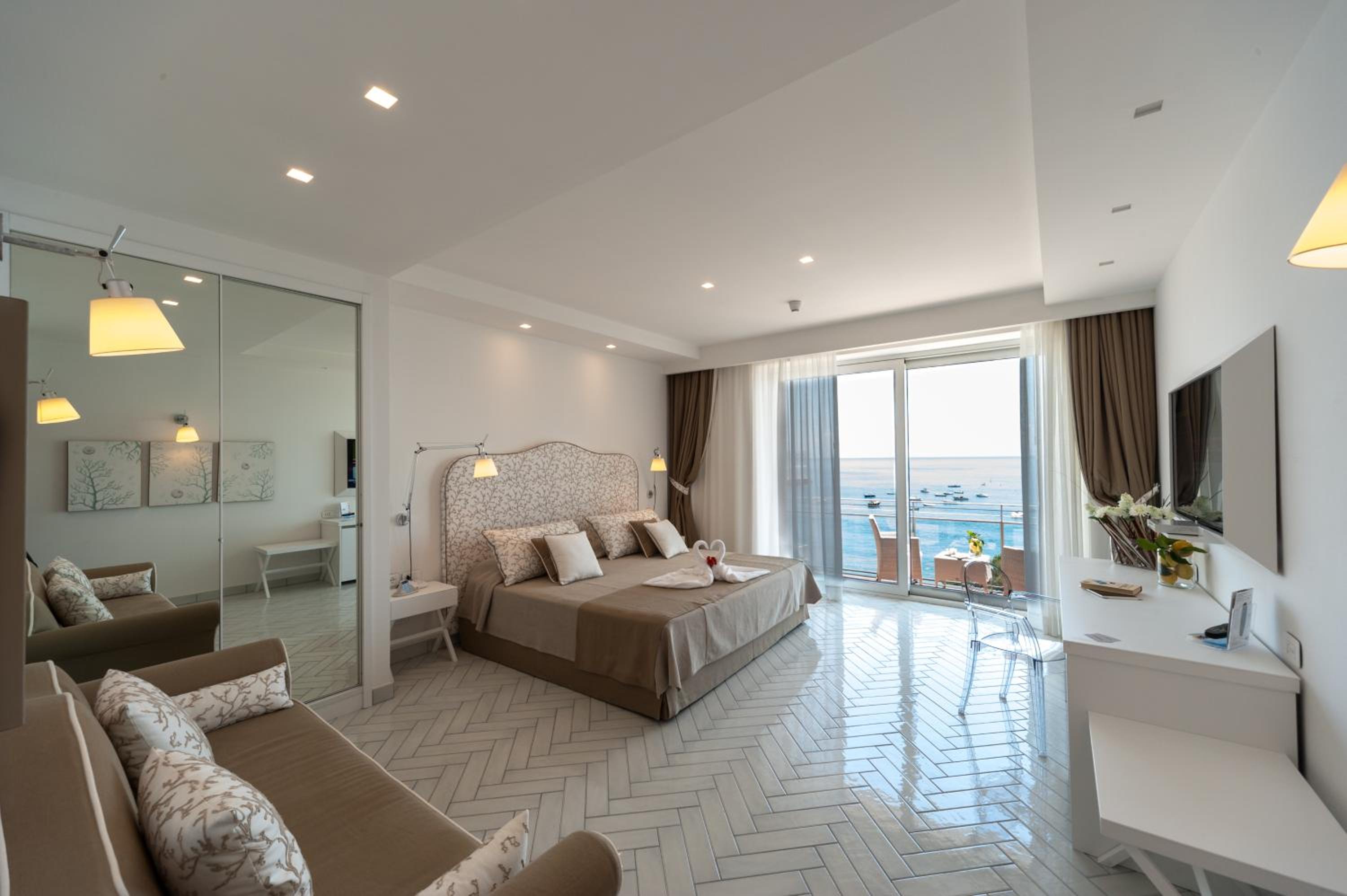 Suite - Photo 10