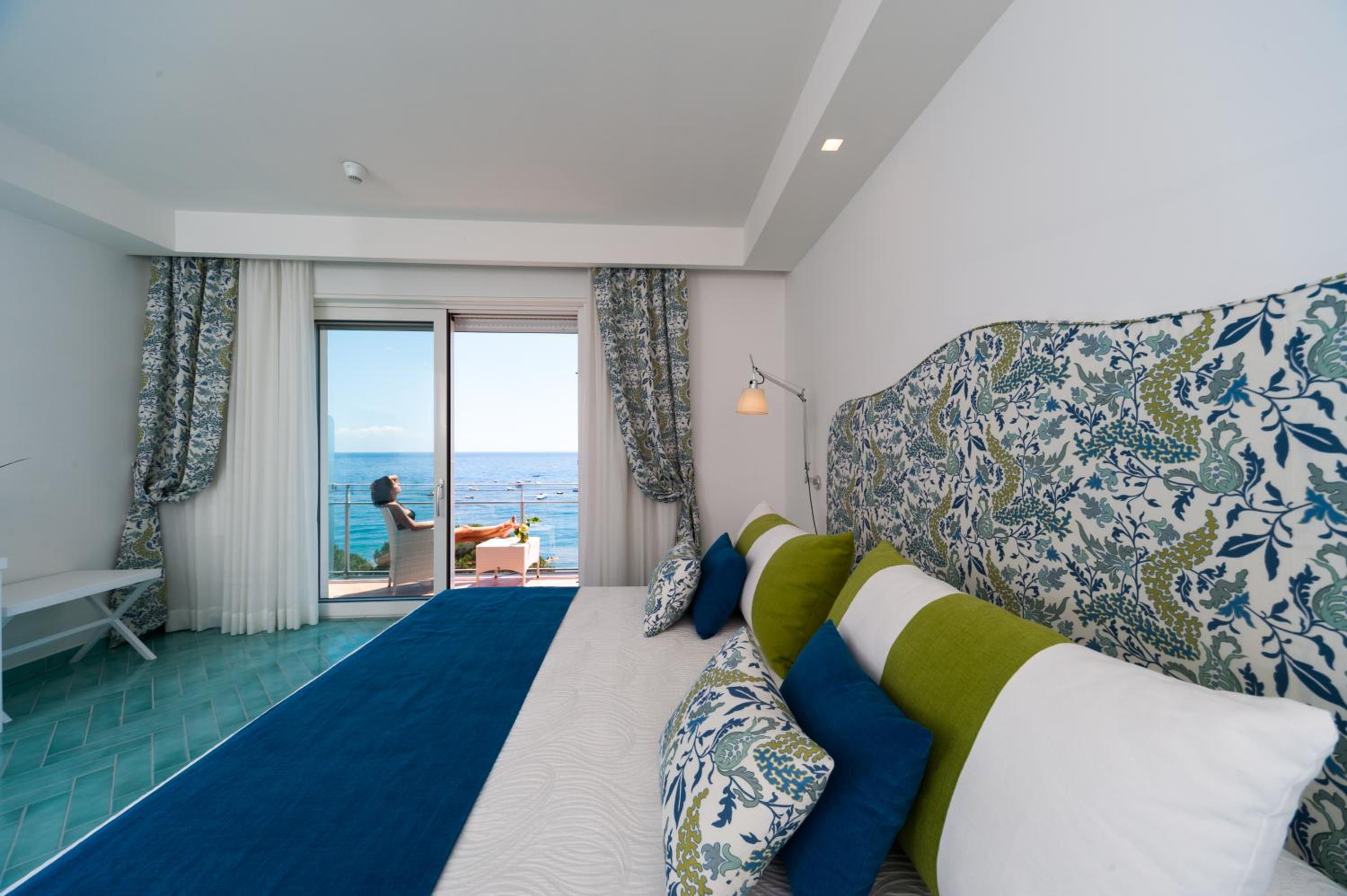 Suite - Photo 1