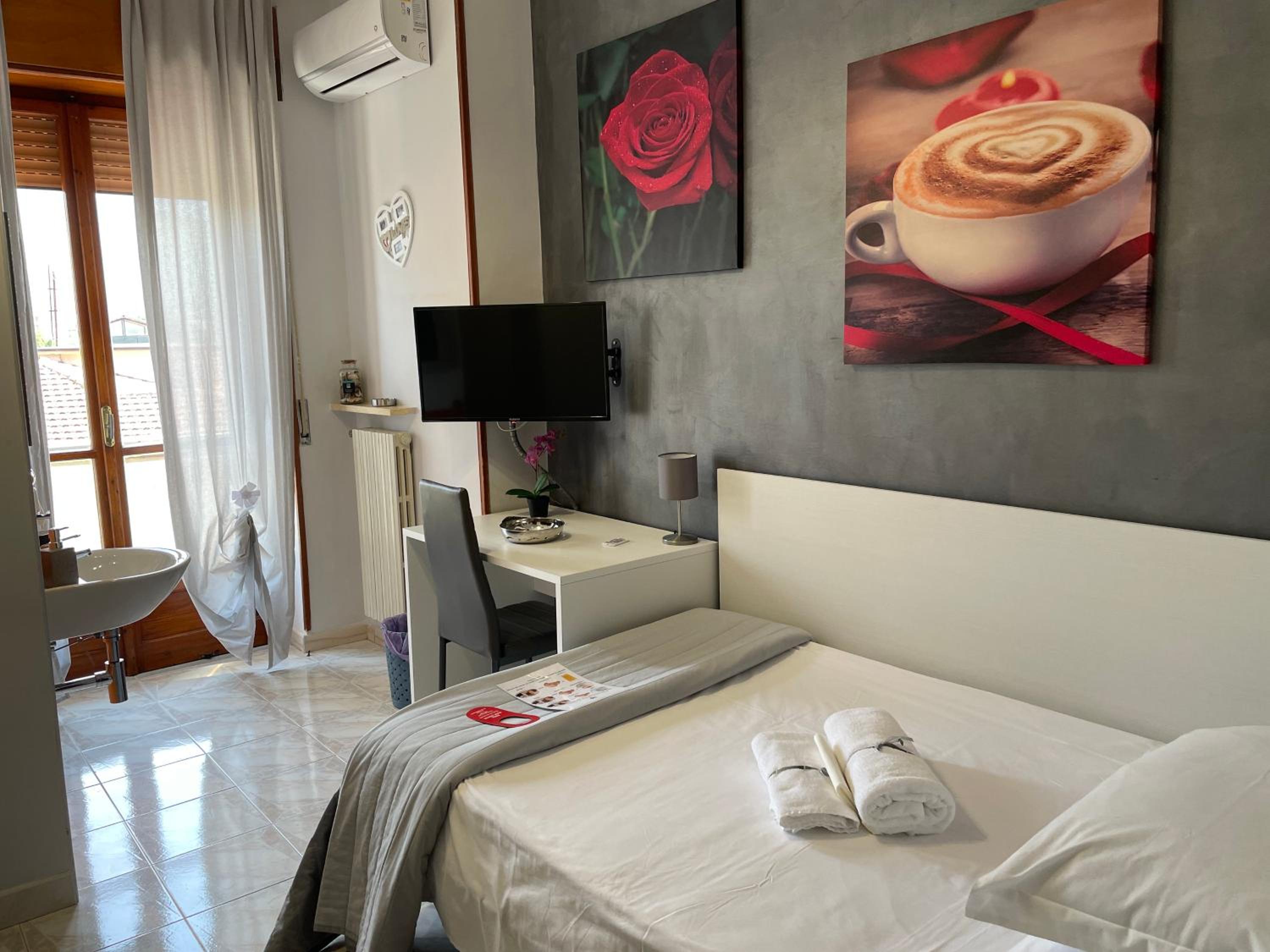 Single Room with Private Bathroom photo 2