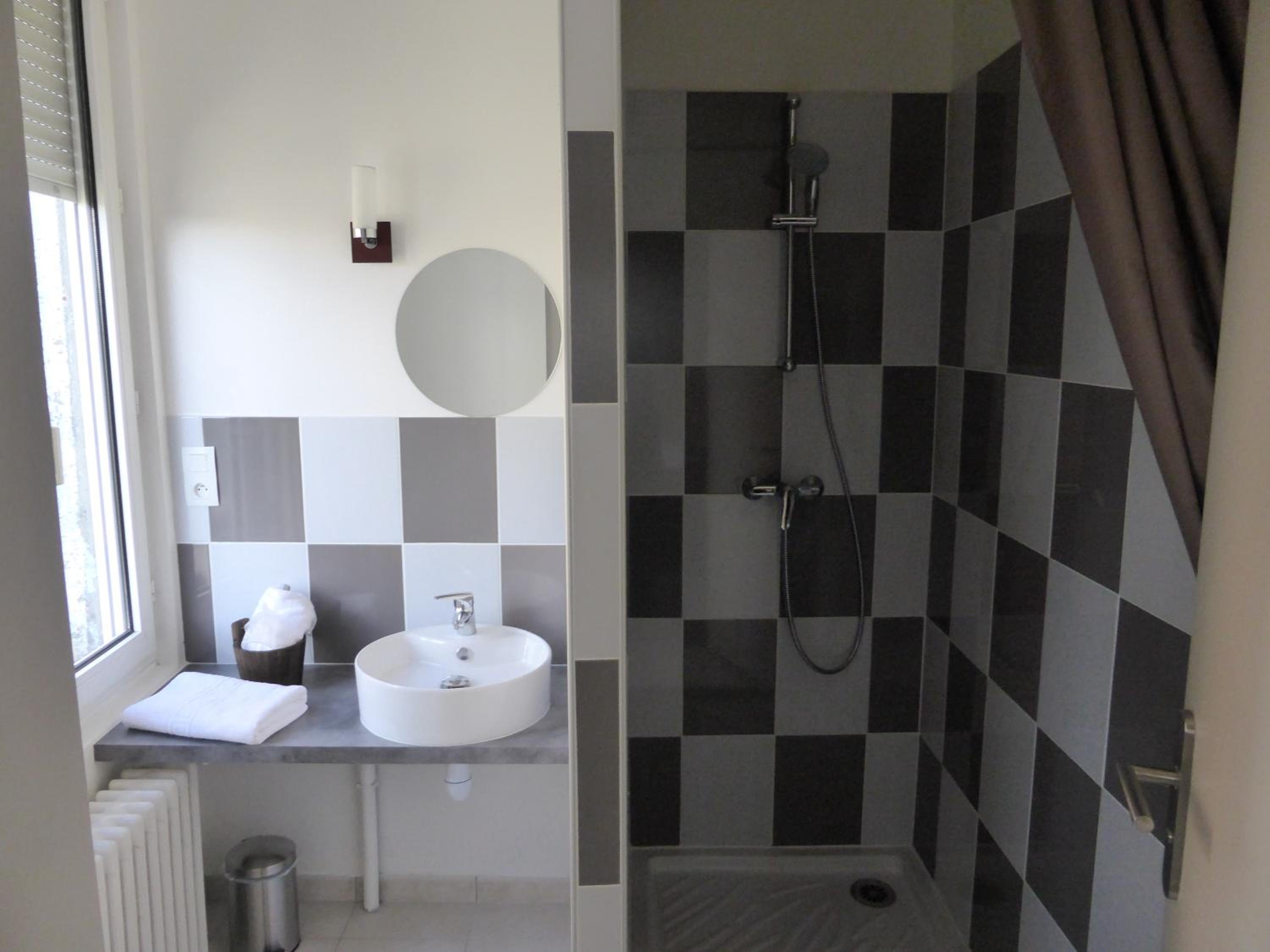 Standard Double Room - Photo 11