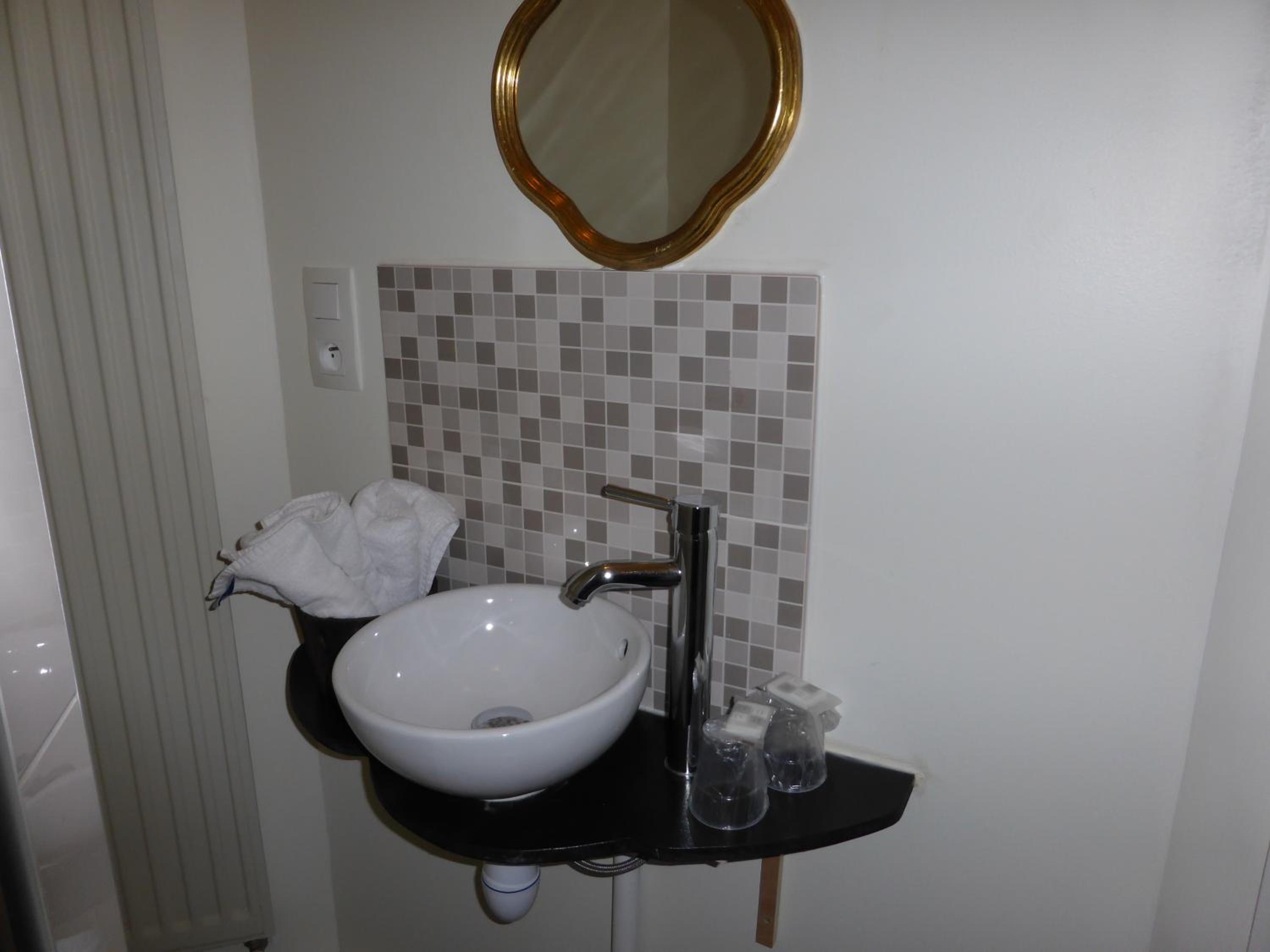 Standard Double Room - Photo 9