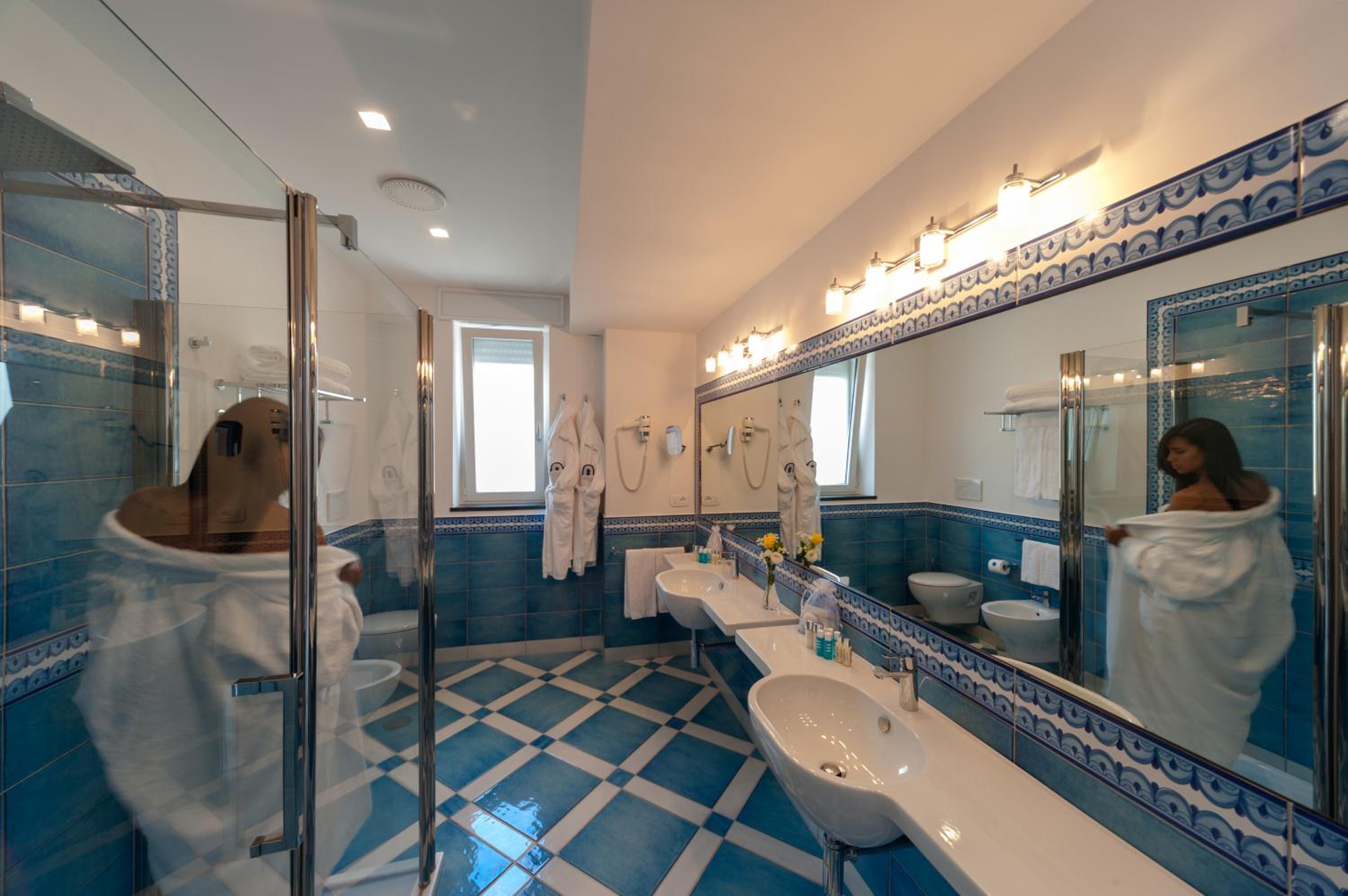 Suite - Photo 18