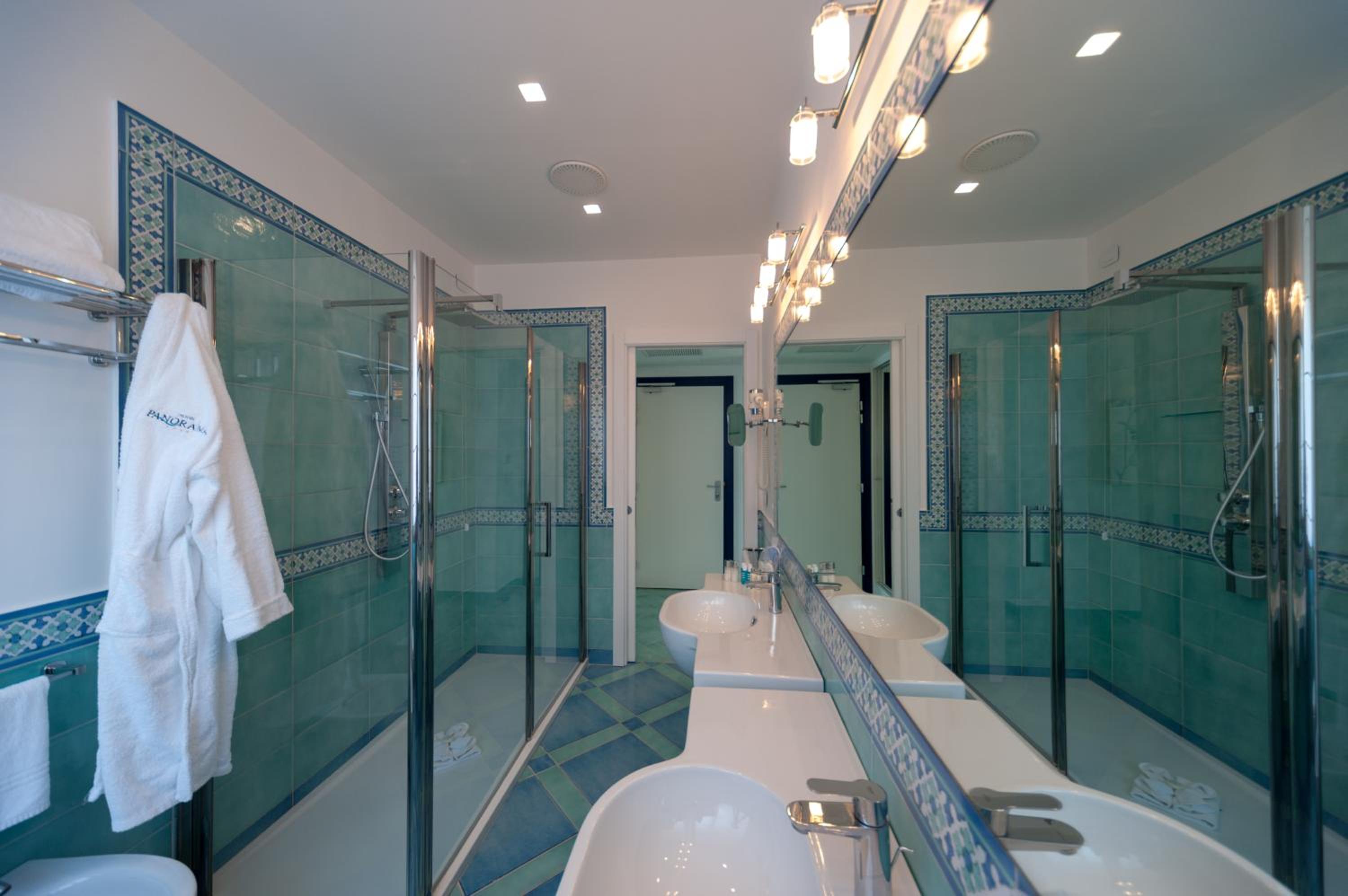 Suite - Photo 16