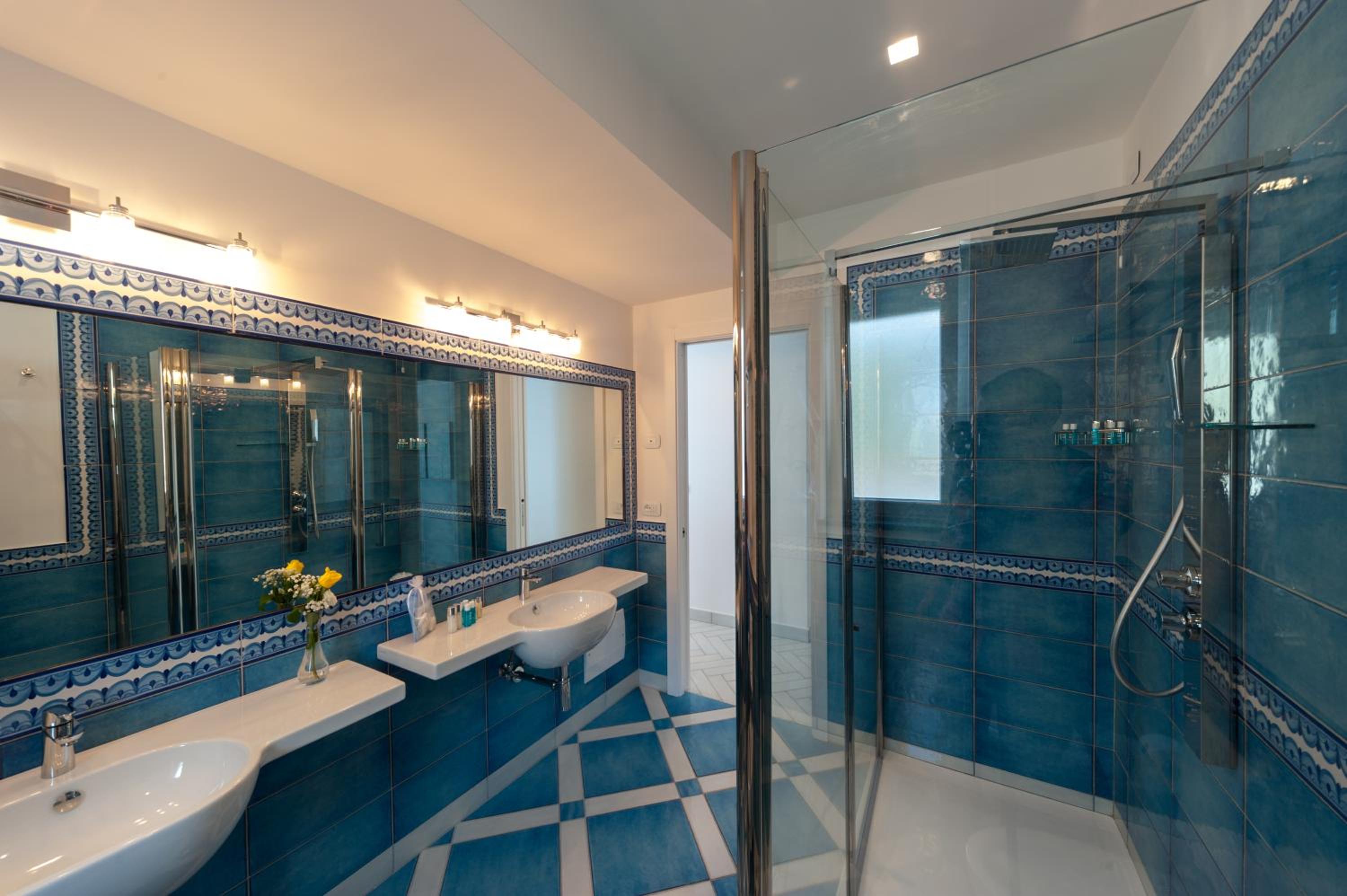 Suite - Photo 15