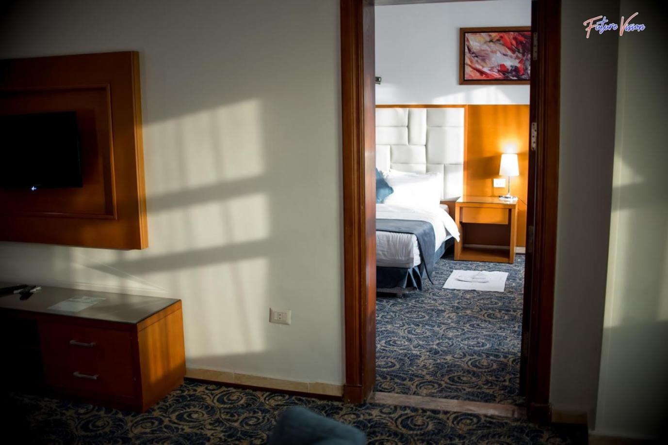 Junior Suite With Pool View thumbnail 5