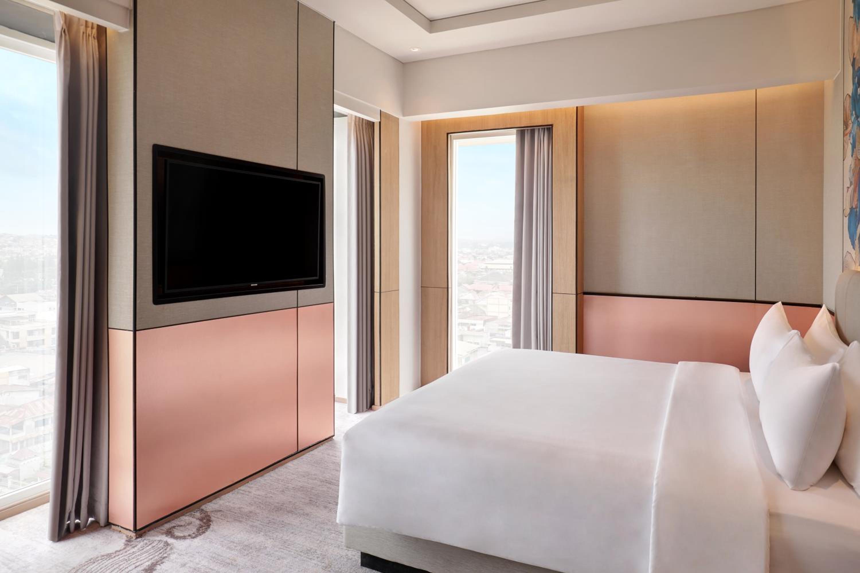 Executive King Suite - Photo 4