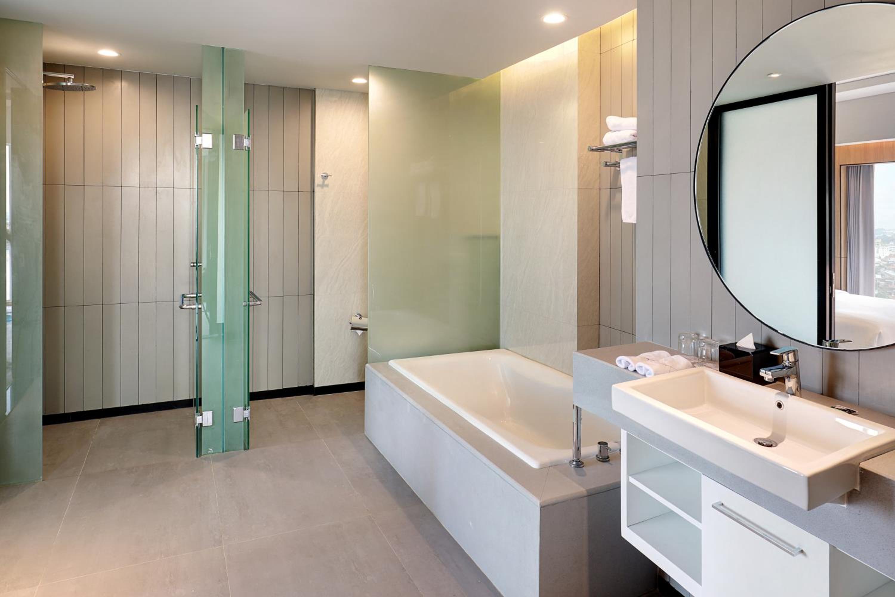 Executive King Suite - Photo 2