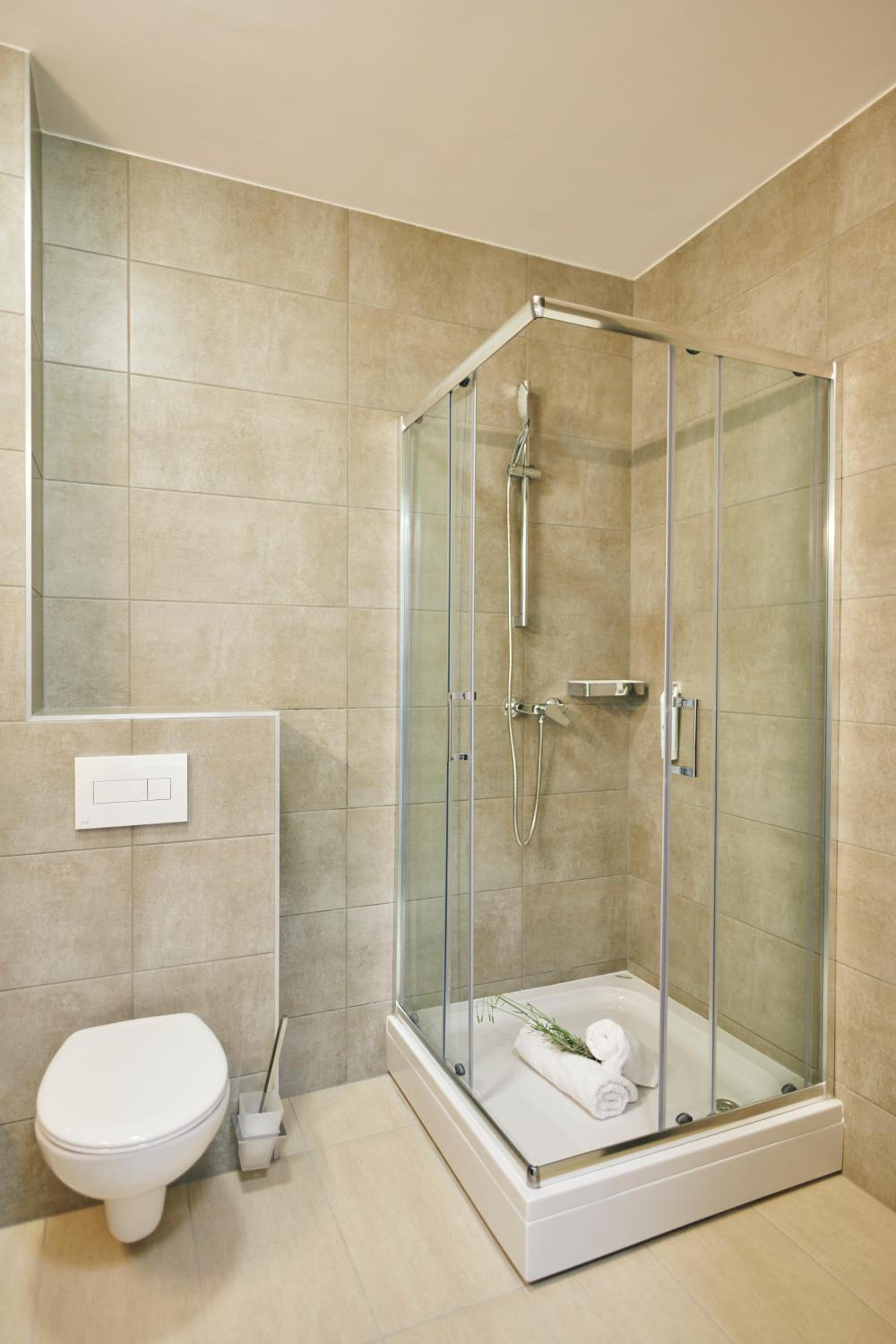 Studio Apartment with Balcony - Photo 11
