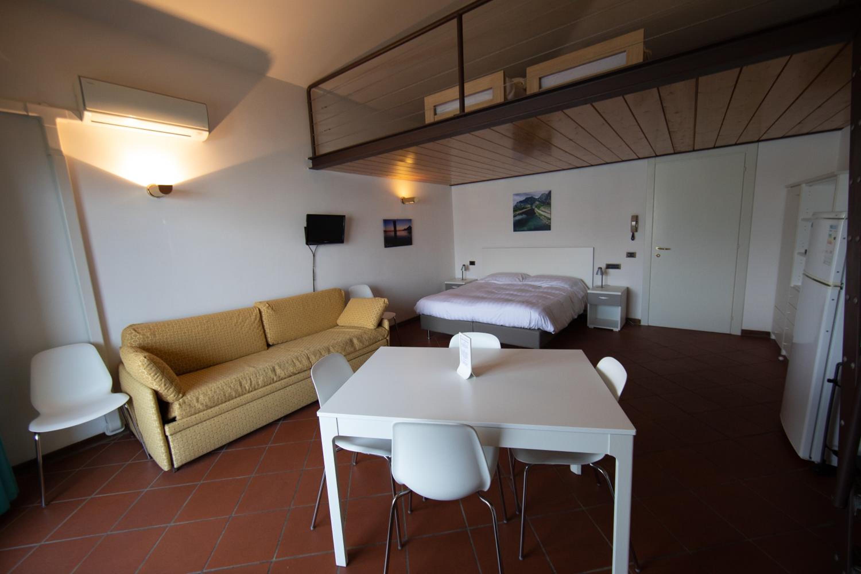Studio with Lake View - Split Level (6 Adults)