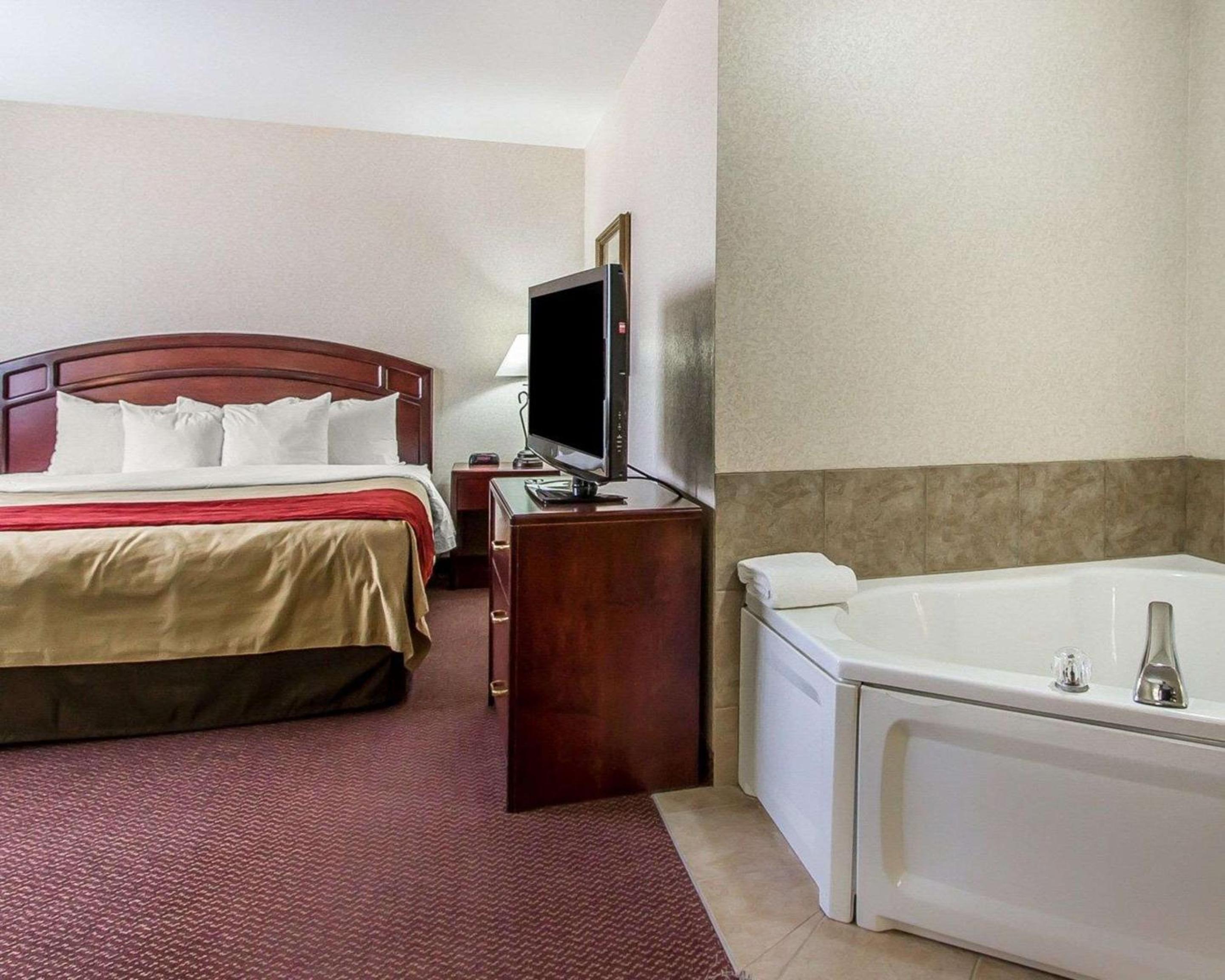 King Suite with Whirlpool - Wheelchair  Accessible/Non-Smoking - Photo 2