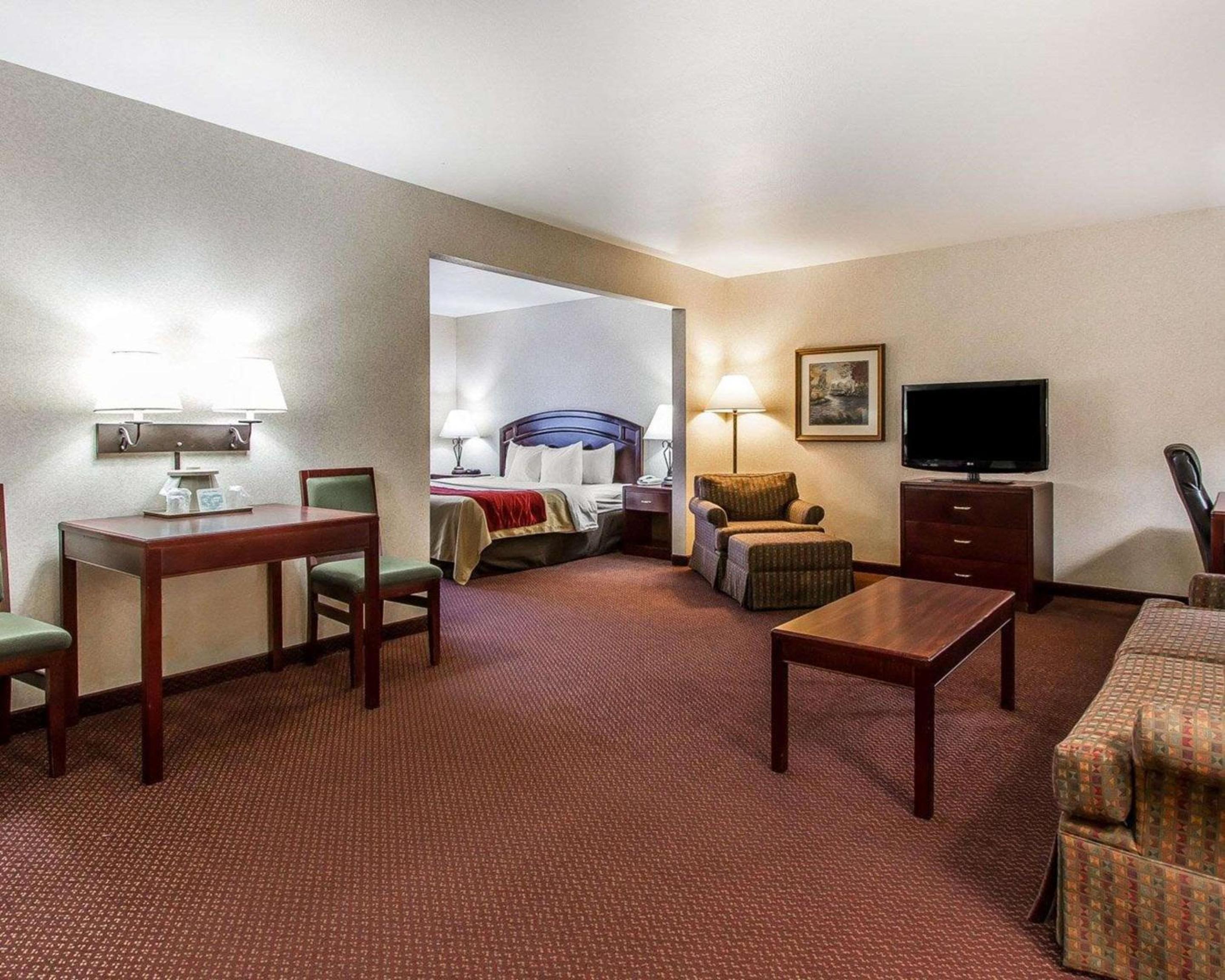 King Suite with Sofa Bed - Non-Smoking - Photo 3