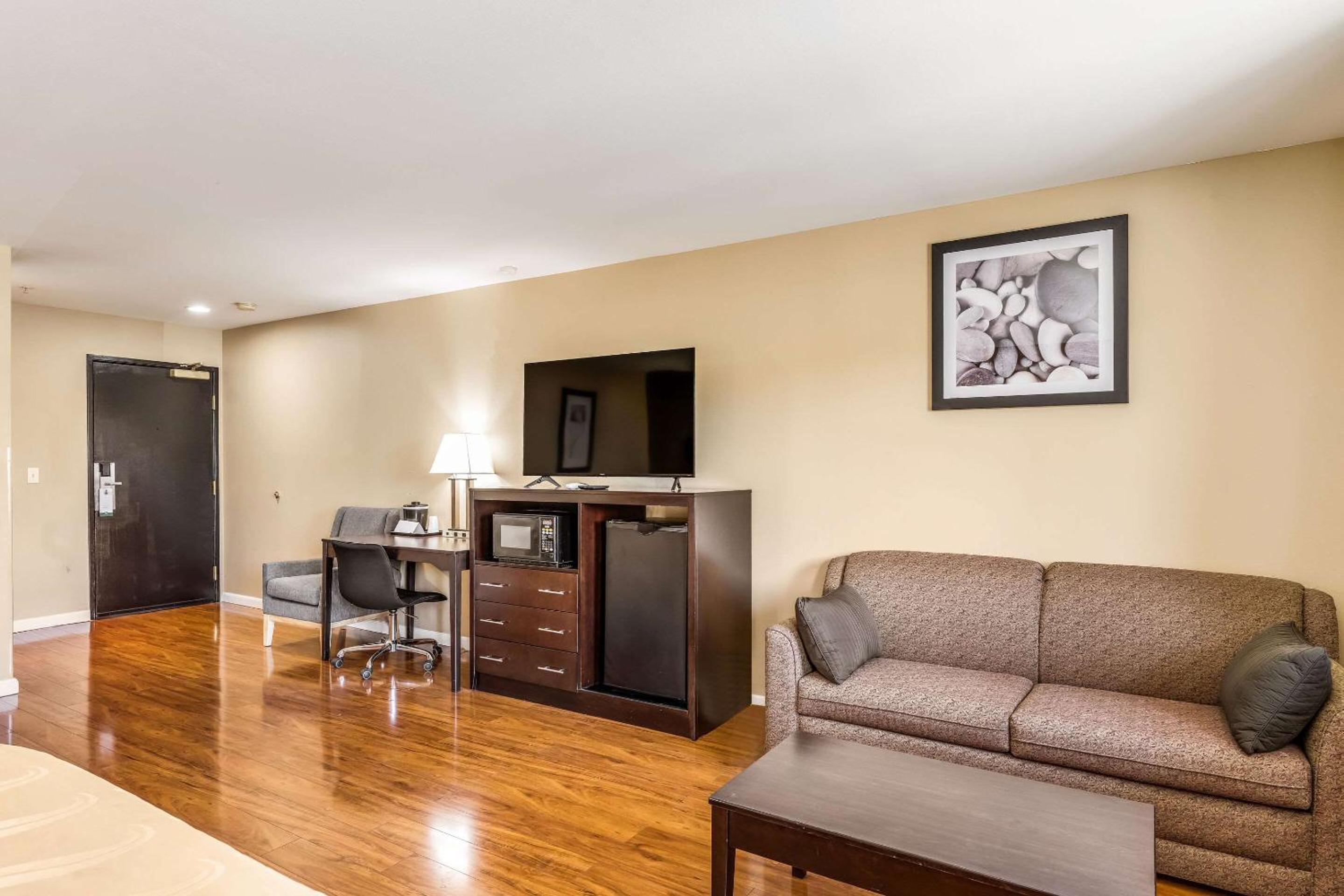 Queen Room with Two Queen Beds and Double Sofa Bed - Non-Smoking - Photo 2