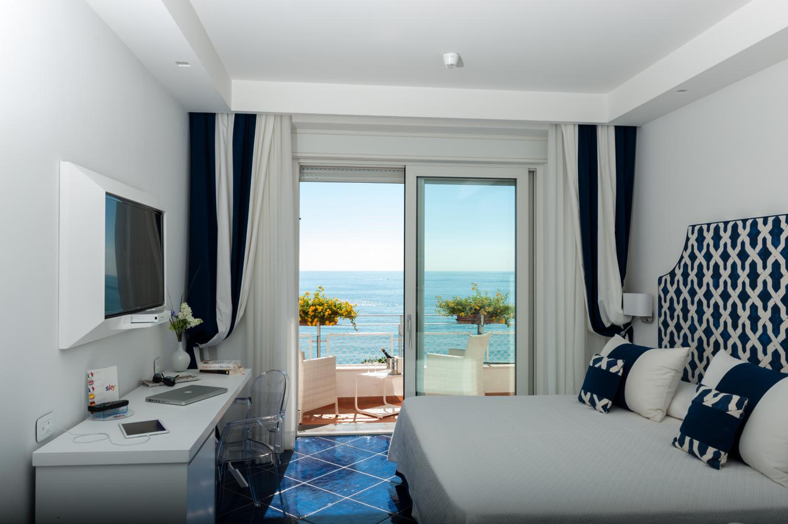 Deluxe Double or Twin Room with Balcony and Sea View - Photo 7