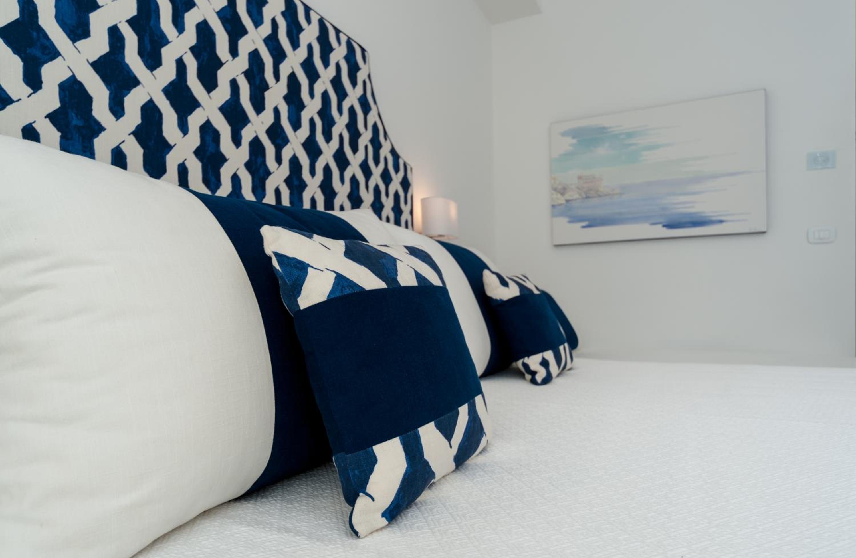 Deluxe Double or Twin Room with Balcony and Sea View - Photo 8