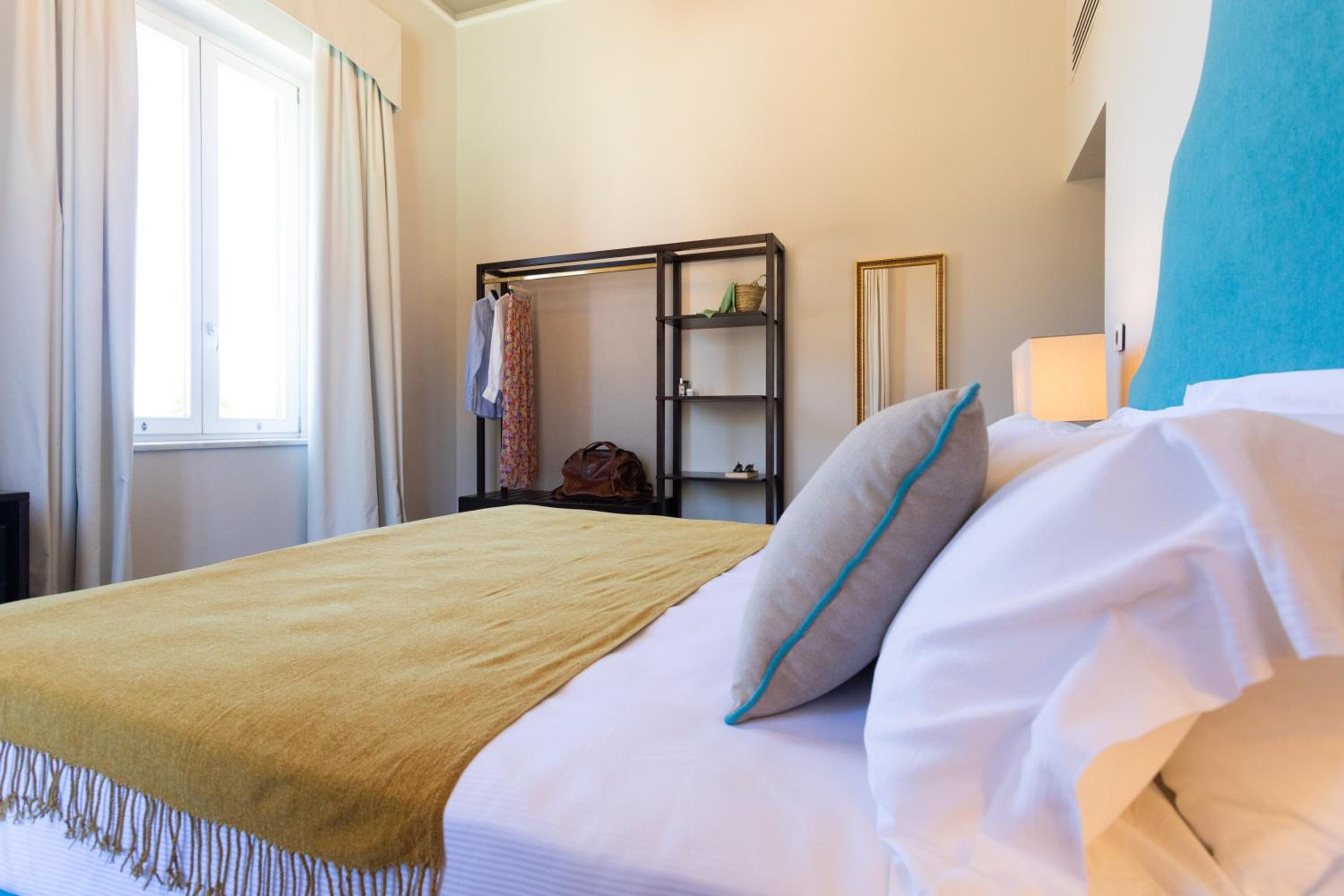 Deluxe Double Room - Photo 11