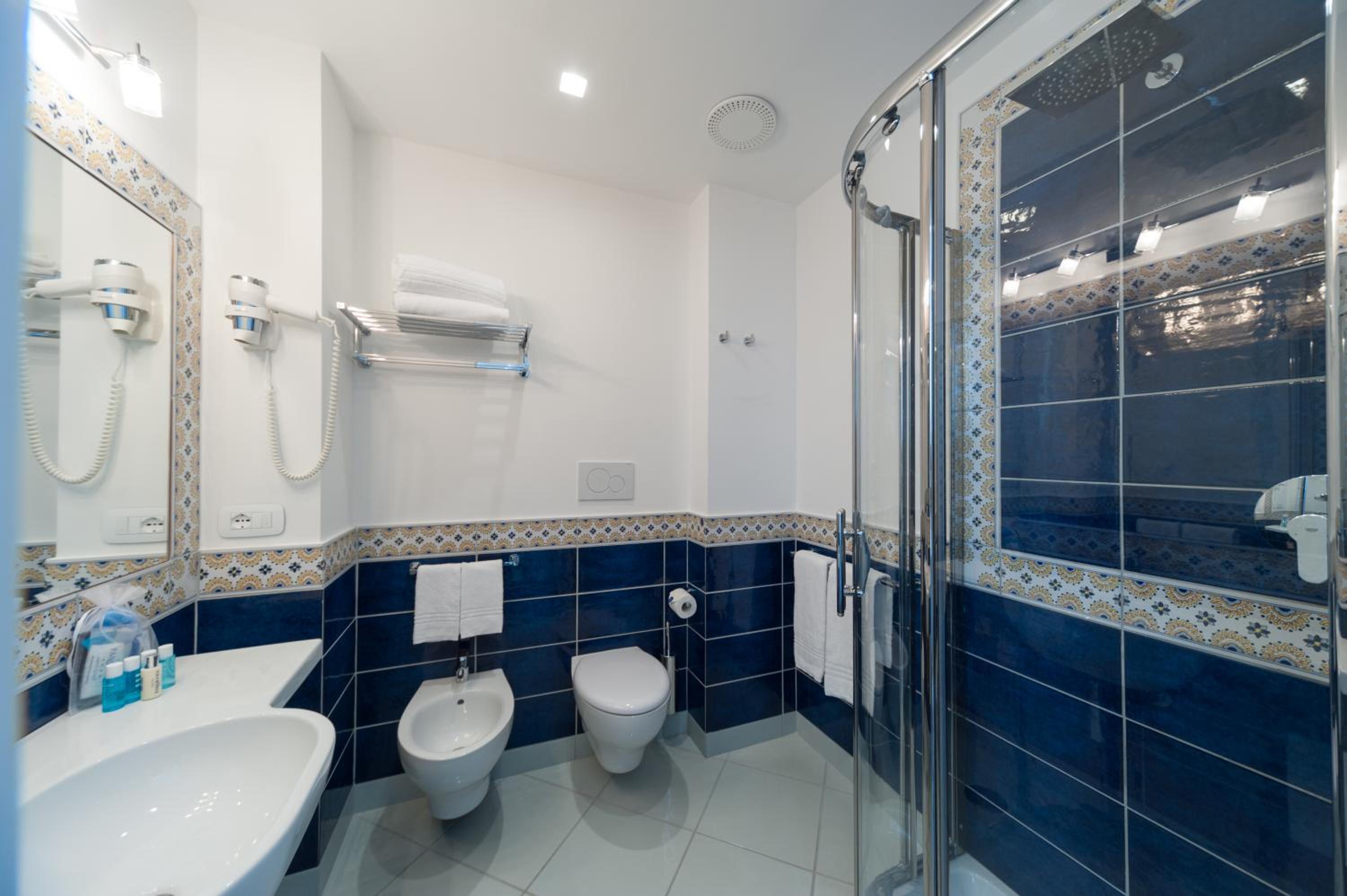 Deluxe Double or Twin Room with Balcony and Sea View - Photo 5