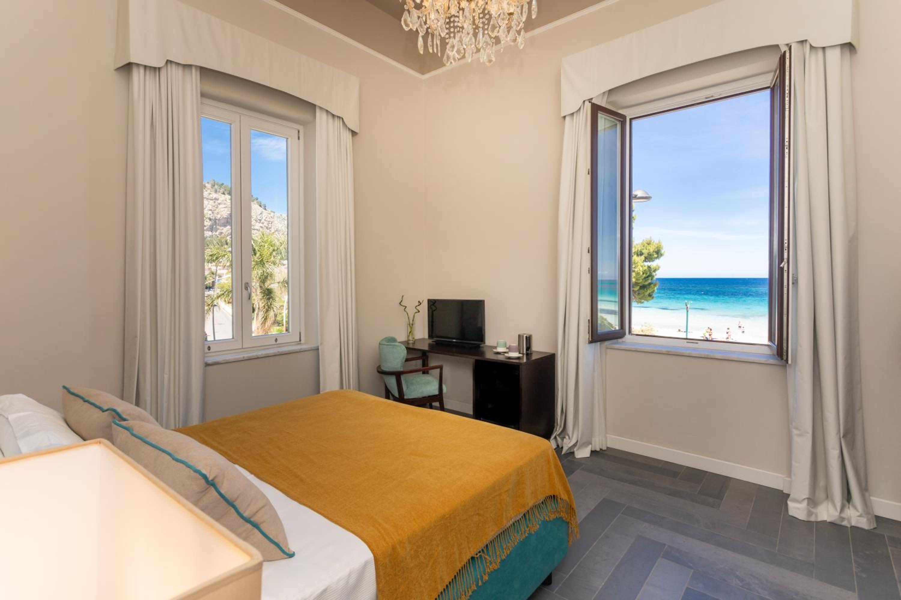 Deluxe Double Room - Photo 13