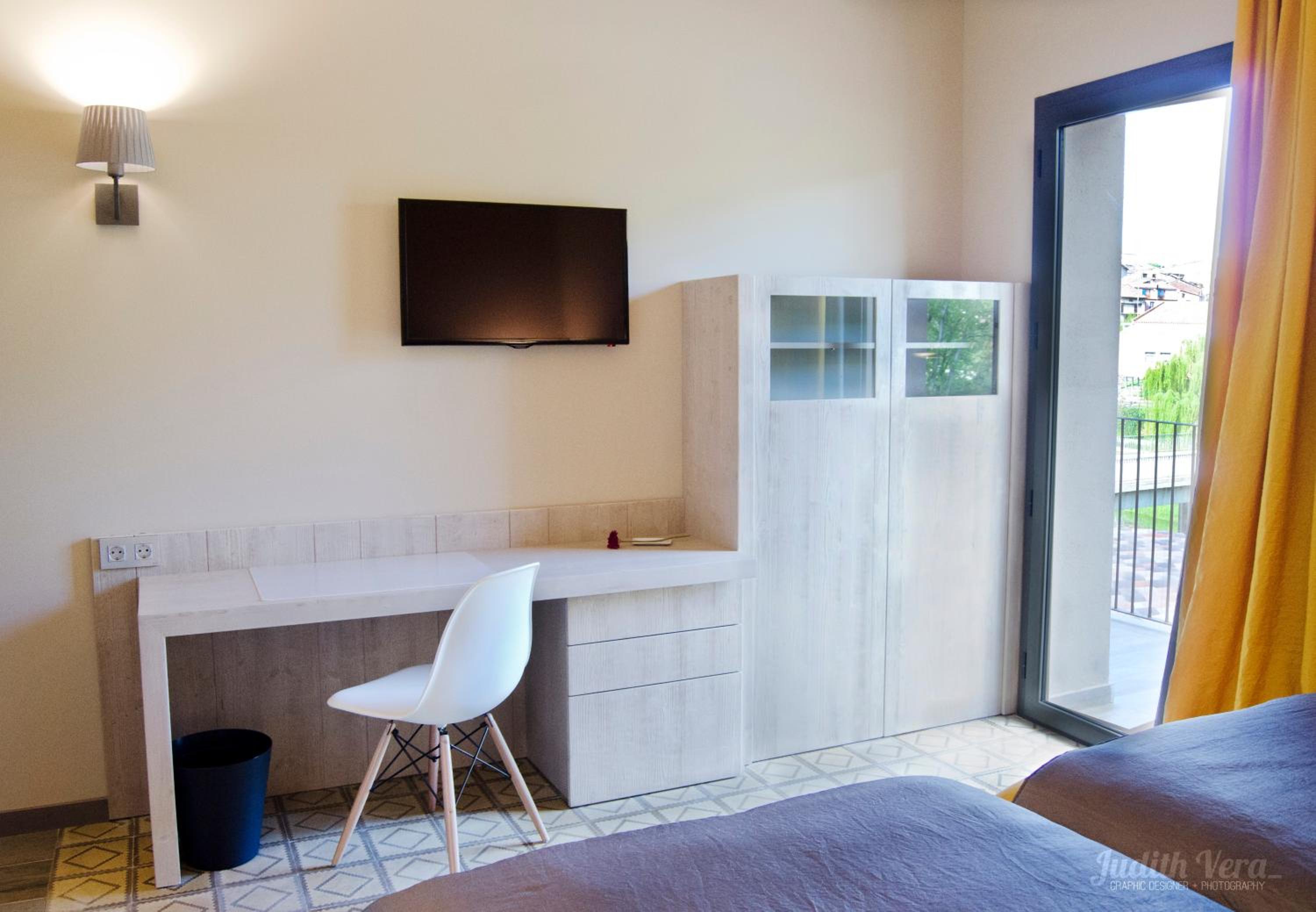 Double or Twin Room with Balcony - Photo 2