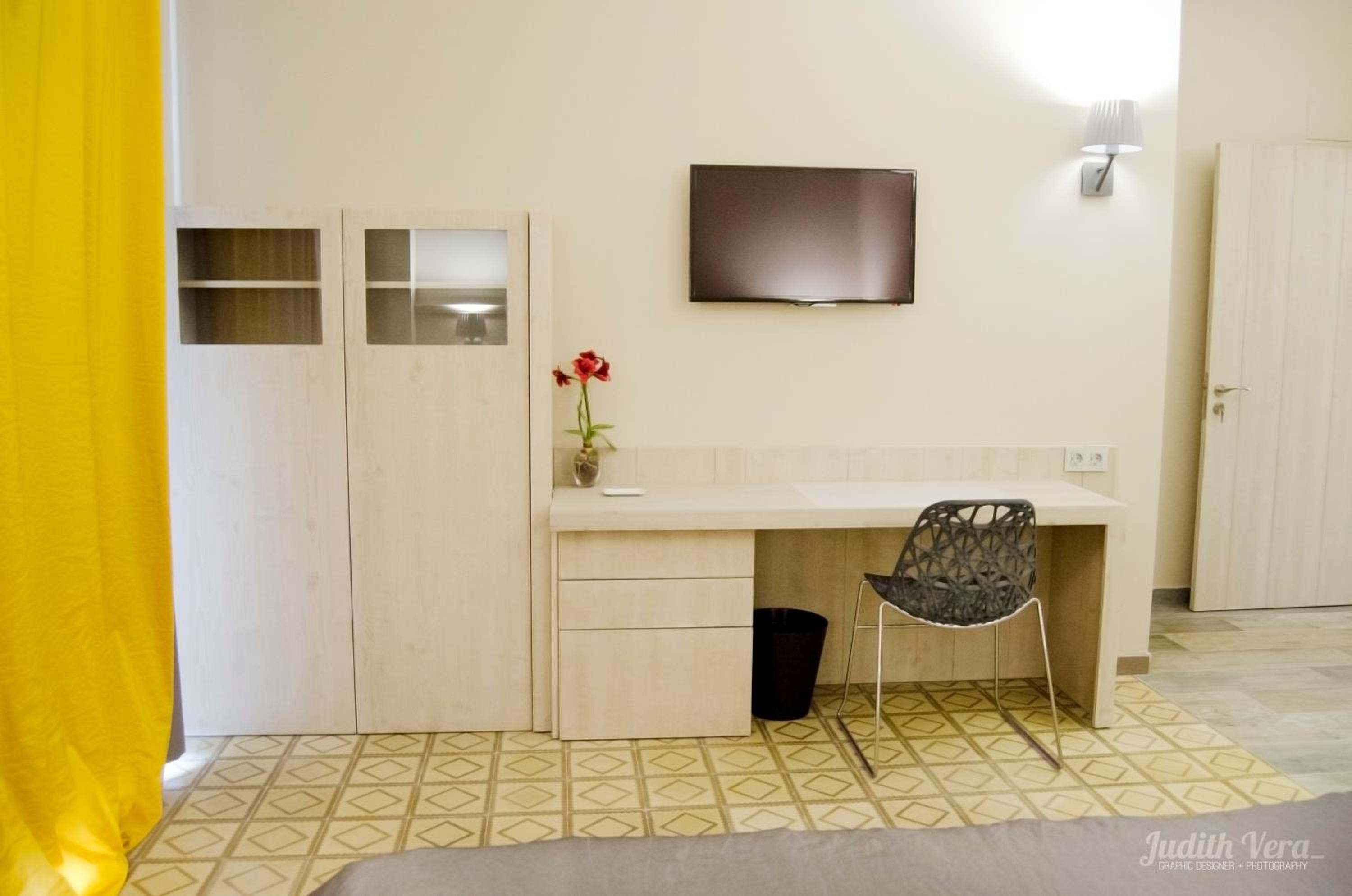 Double or Twin Room with Balcony - Photo 4