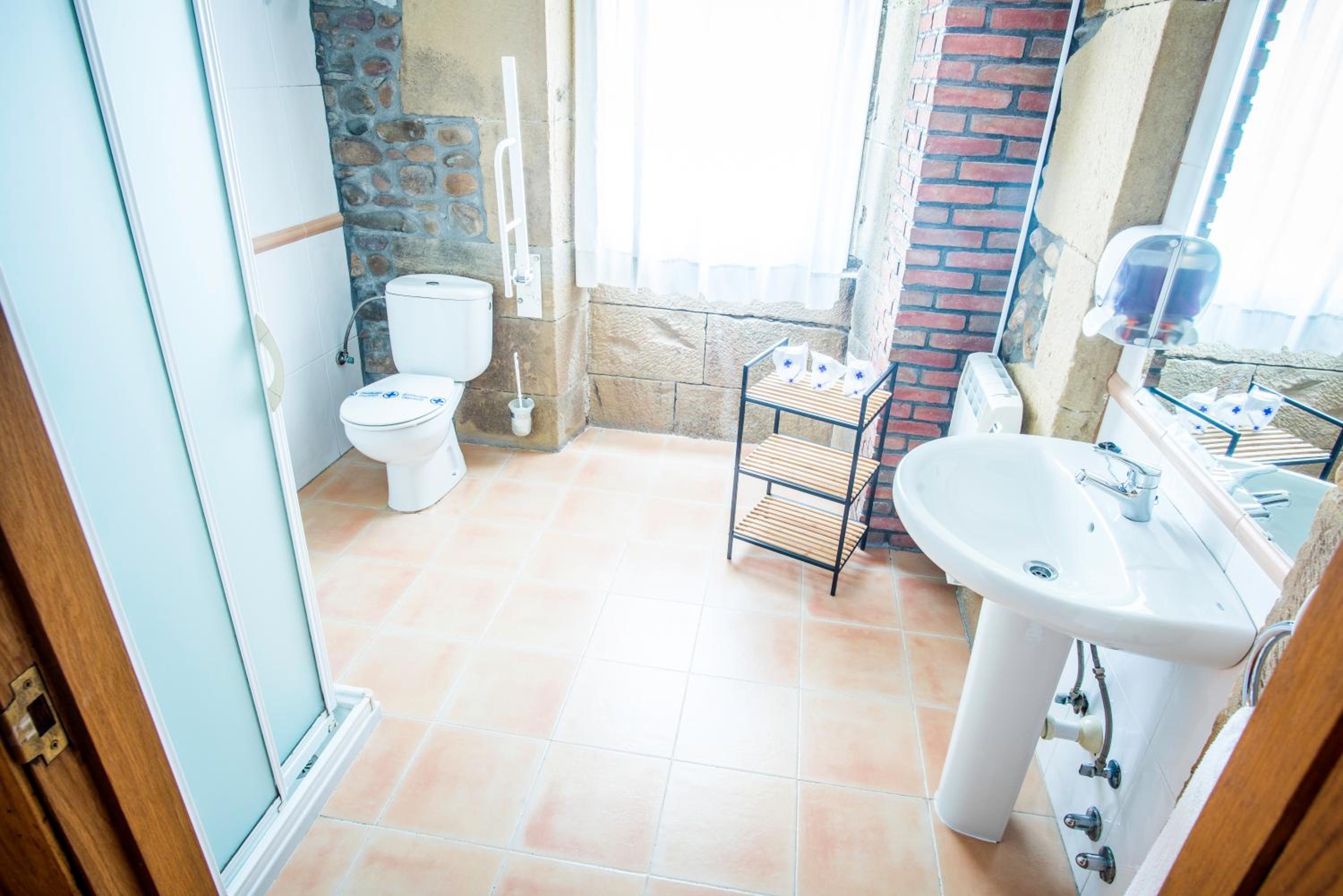 Double or Twin Room - Photo 8