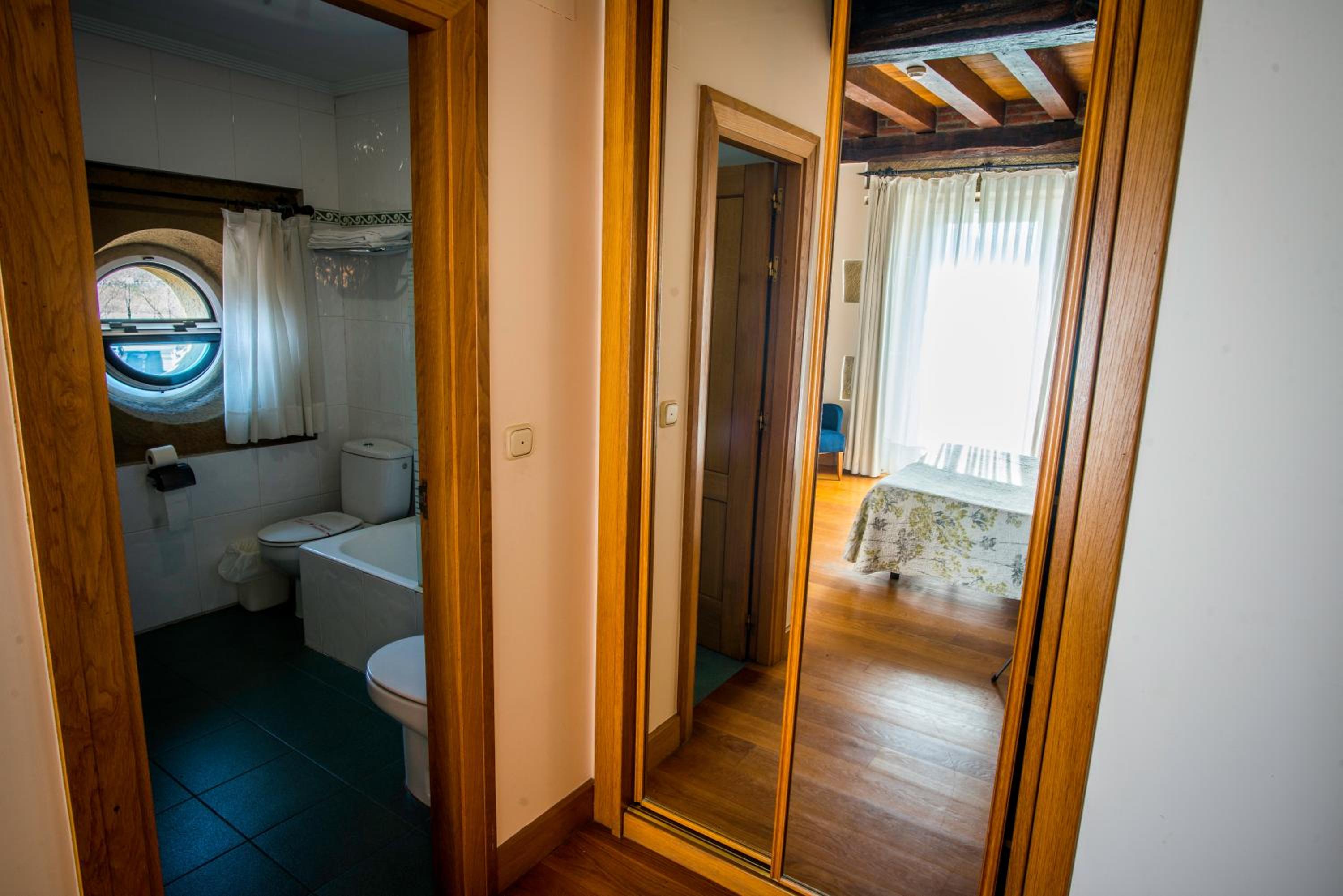 Double or Twin Room - Photo 11
