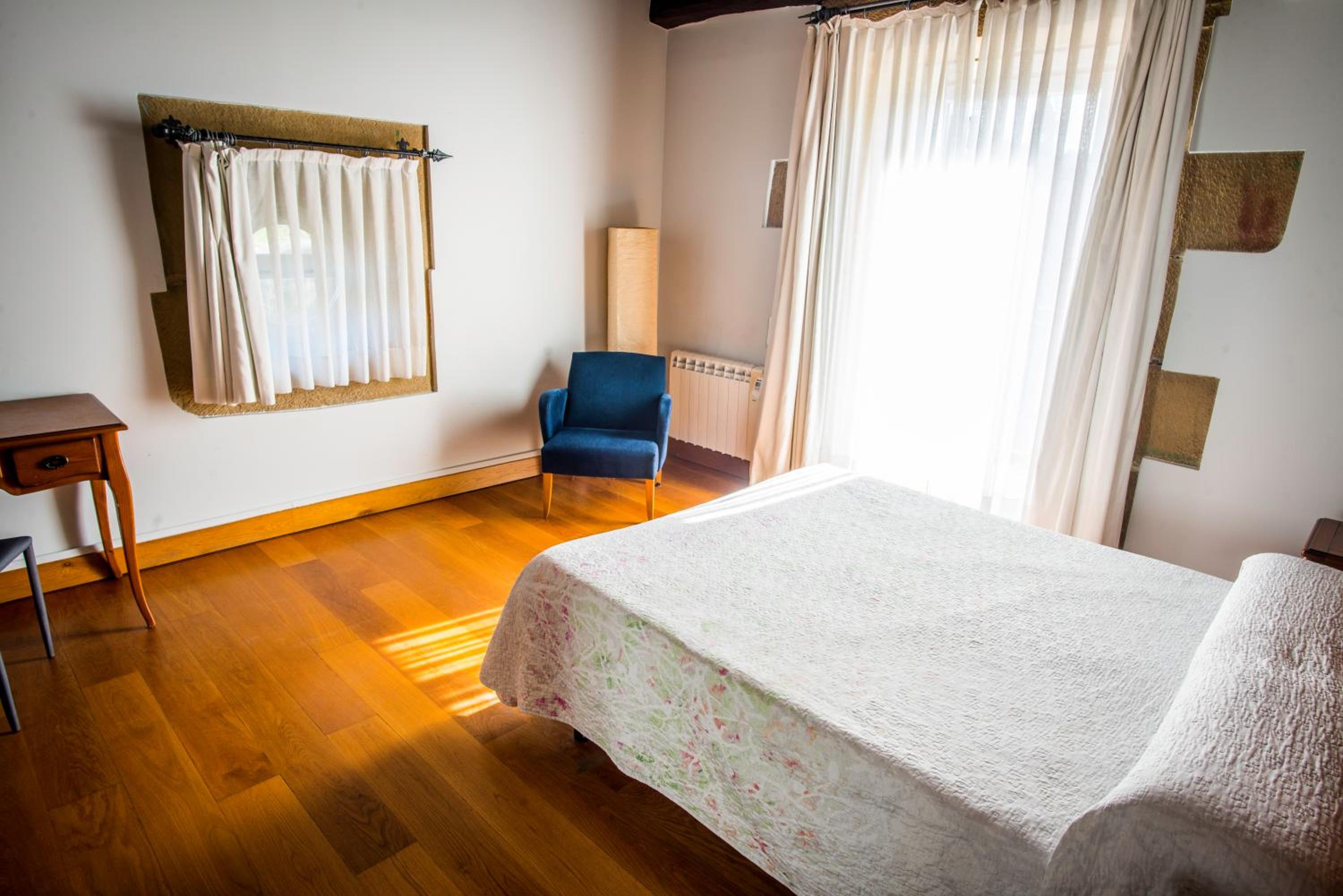 Double or Twin Room - Photo 9