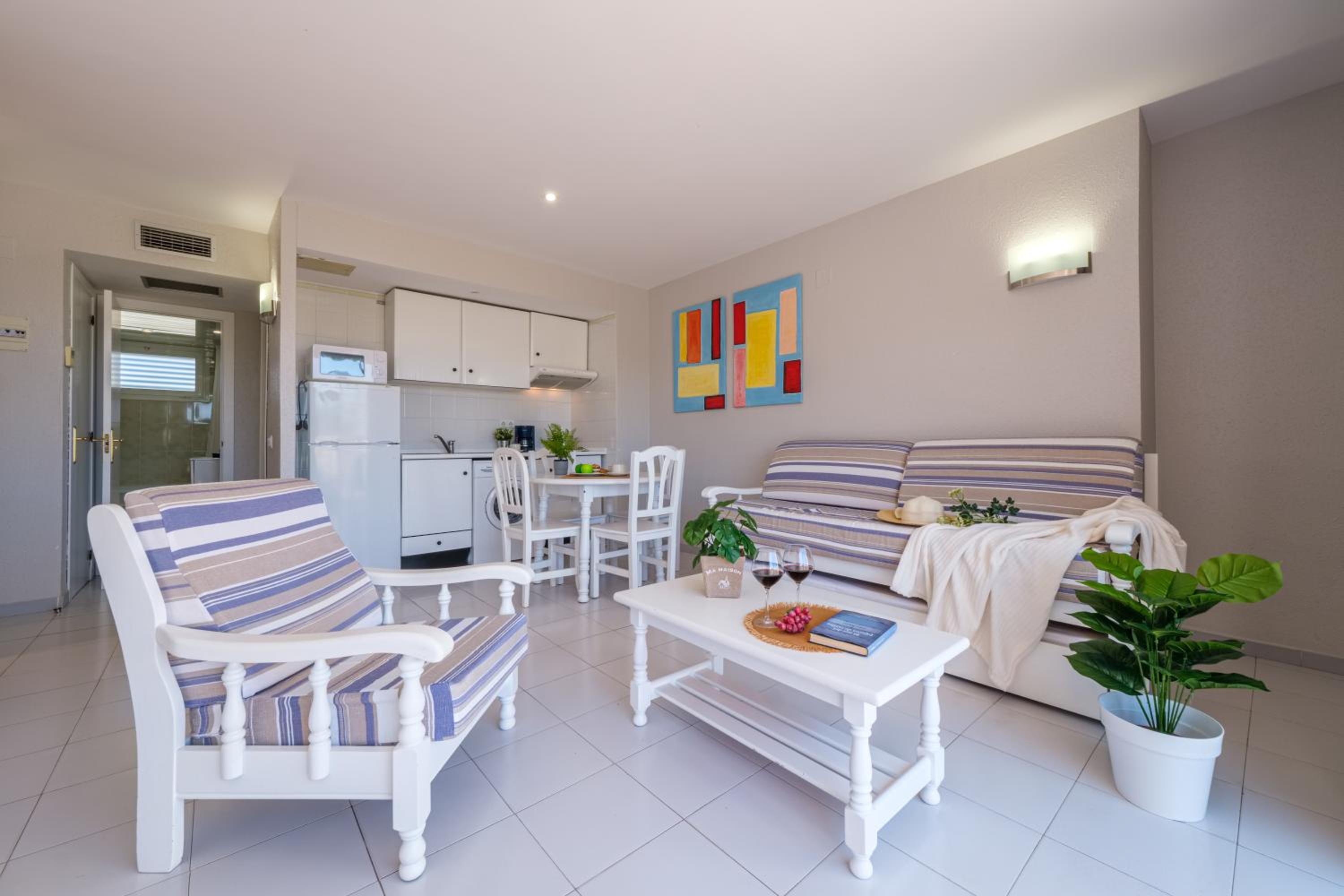 One-Bedroom Apartment (2 Adults + 2 Children) photo 2
