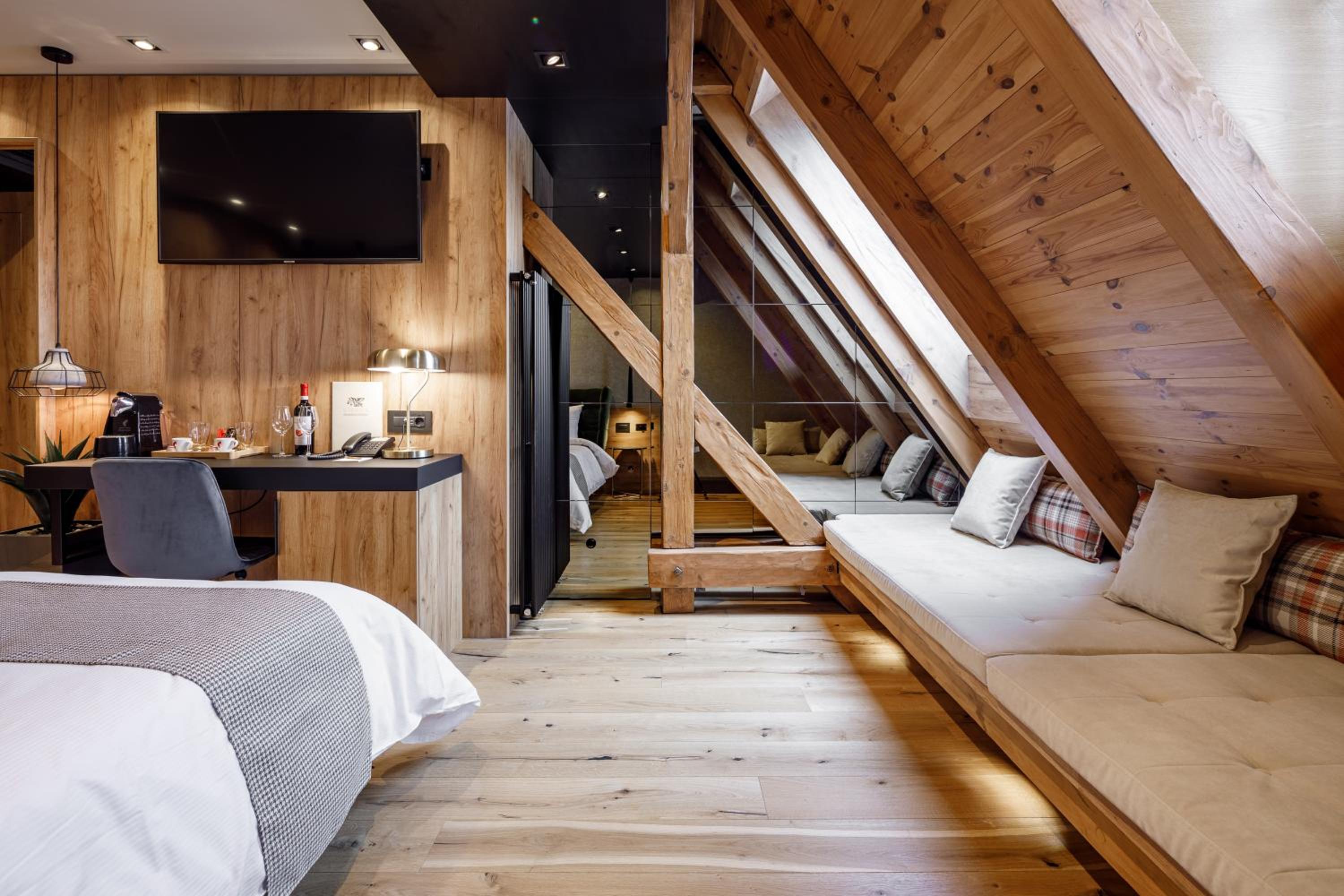 Standard Double Room - Photo 16