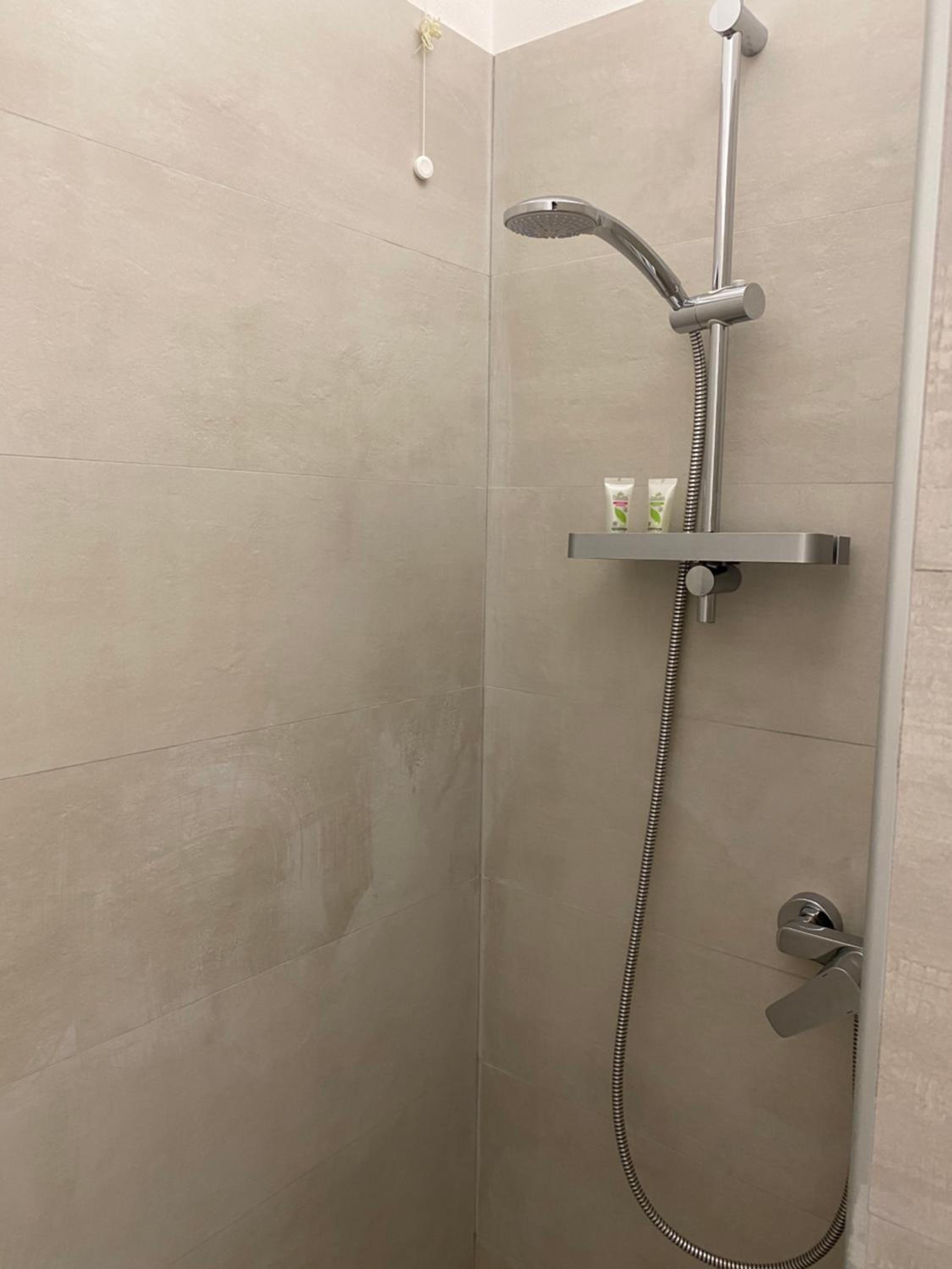 Double Room with Private Bathroom - Photo 8